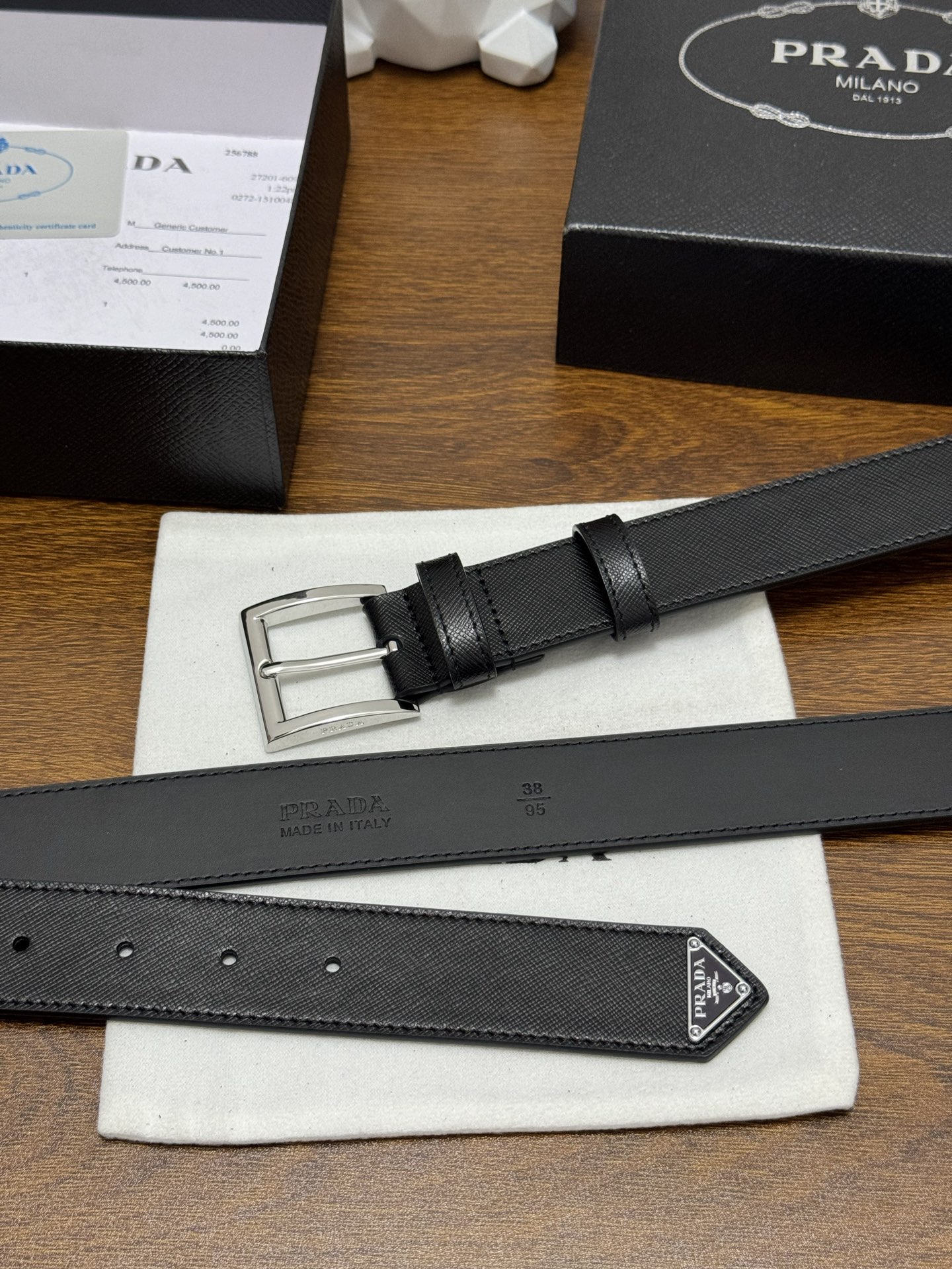 PRADA 3.5cm 颜色：黑色十字纹皮革腰带风格简约之作末端醒目装饰涂珐琅三角形金属徽标 每个细节都