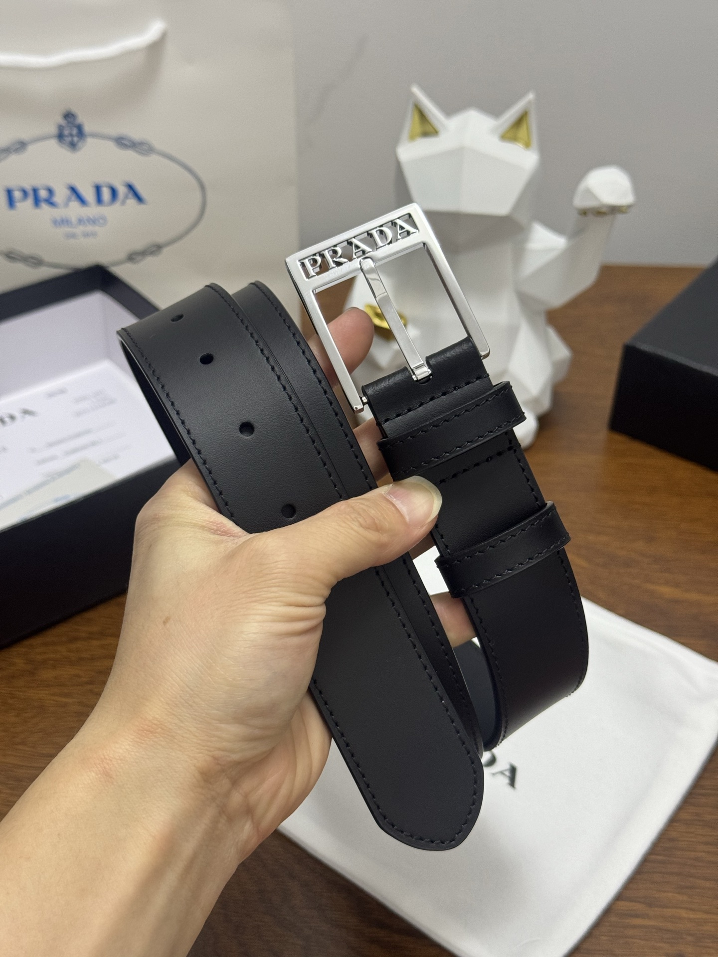 PRADA 3 5cm 颜色：黑色 平纹皮革腰带风格简约之作