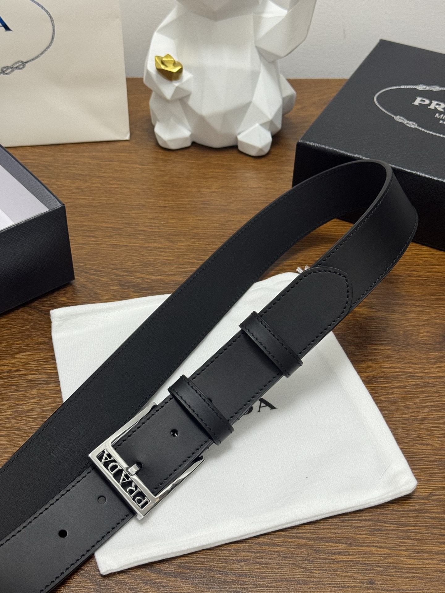 PRADA 3 5cm 颜色：黑色 平纹皮革腰带风格简约之作