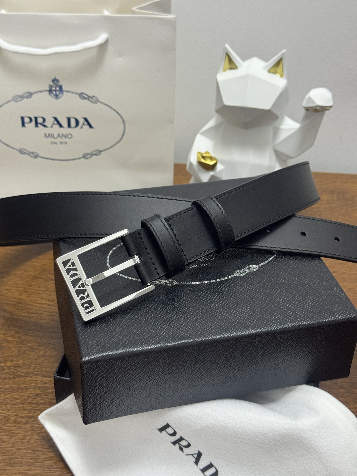 PRADA 3 5cm 颜色：黑色 平纹皮革腰带风格简约之作