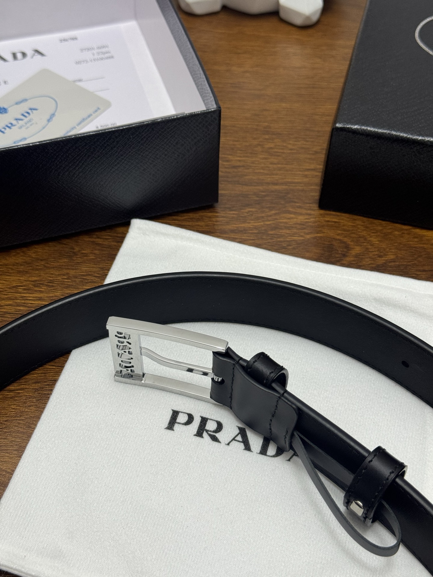 PRADA 3 5cm 颜色：黑色 平纹皮革腰带风格简约之作