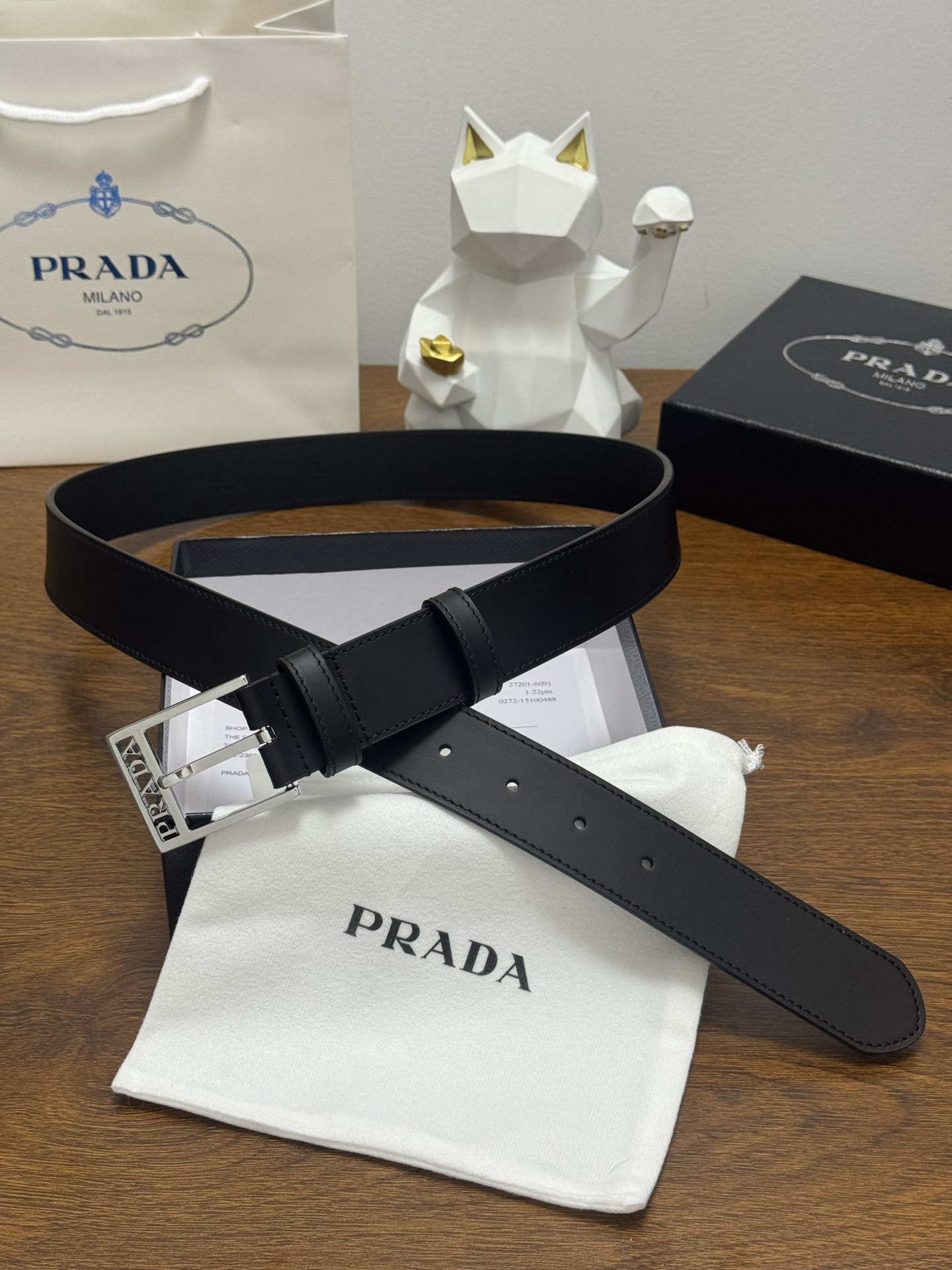 PRADA 3 5cm 颜色：黑色 平纹皮革腰带风格简约之作