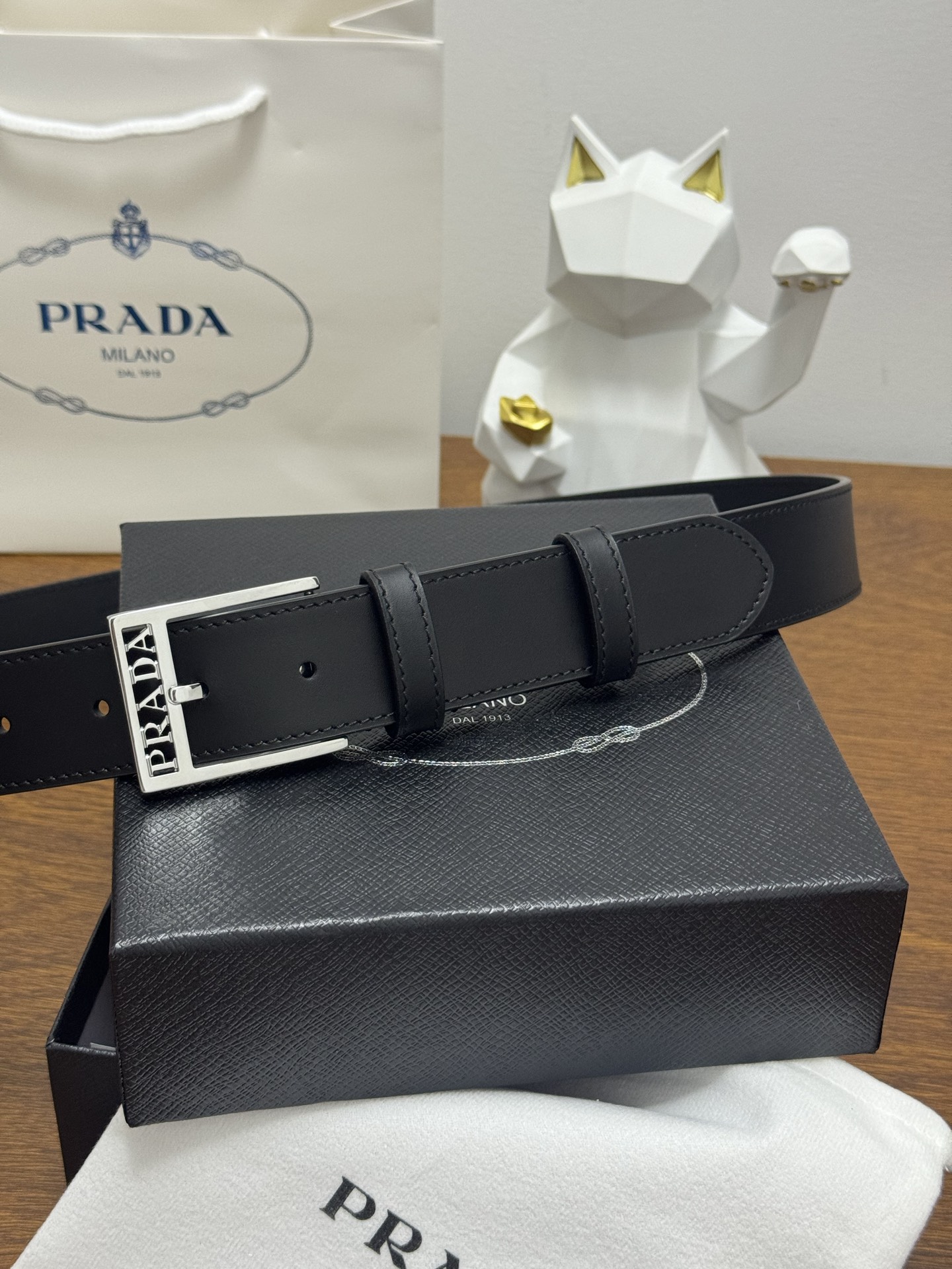 PRADA 3 5cm 颜色：黑色 平纹皮革腰带风格简约之作