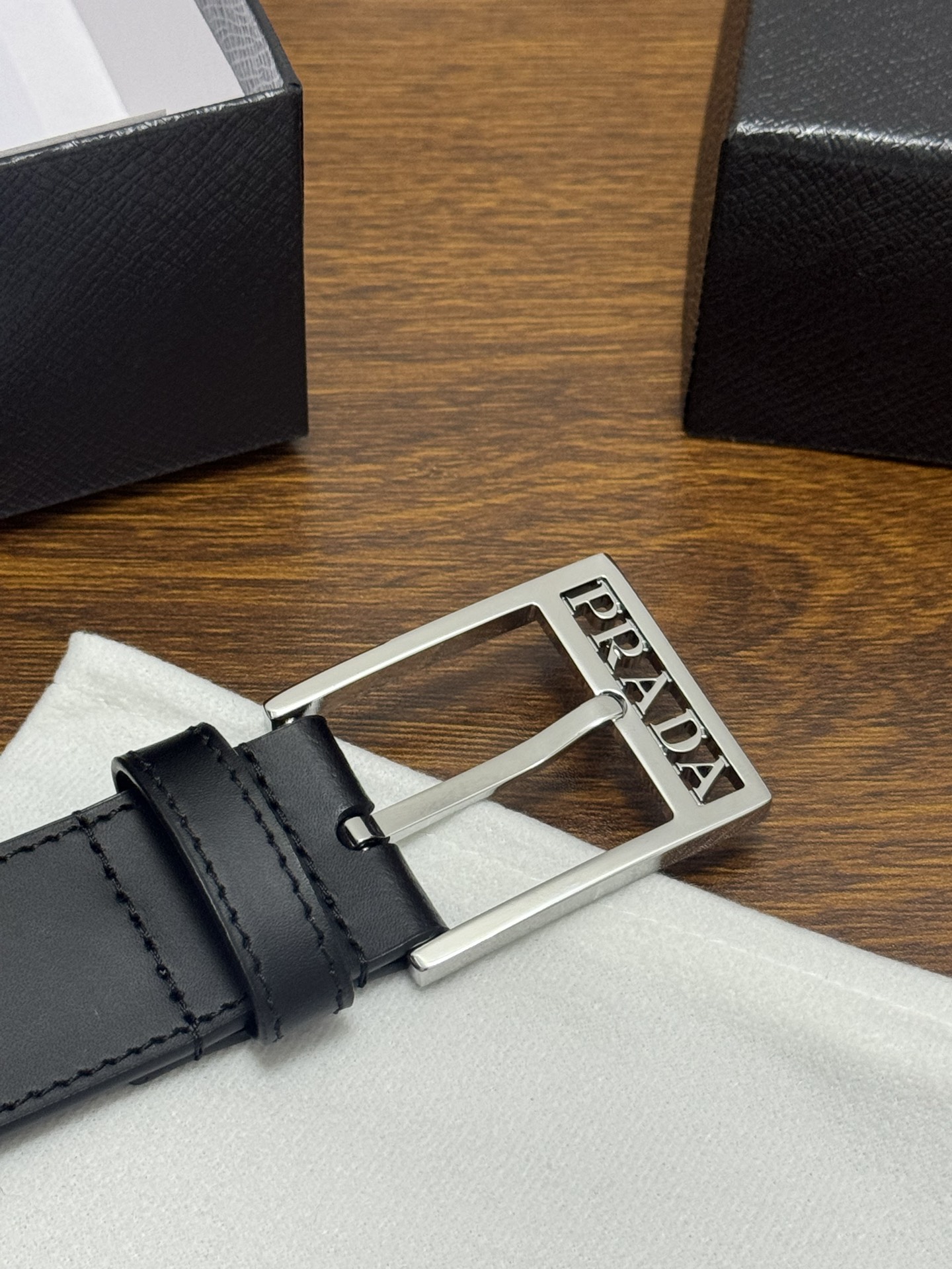 PRADA 3 5cm 颜色：黑色 平纹皮革腰带风格简约之作