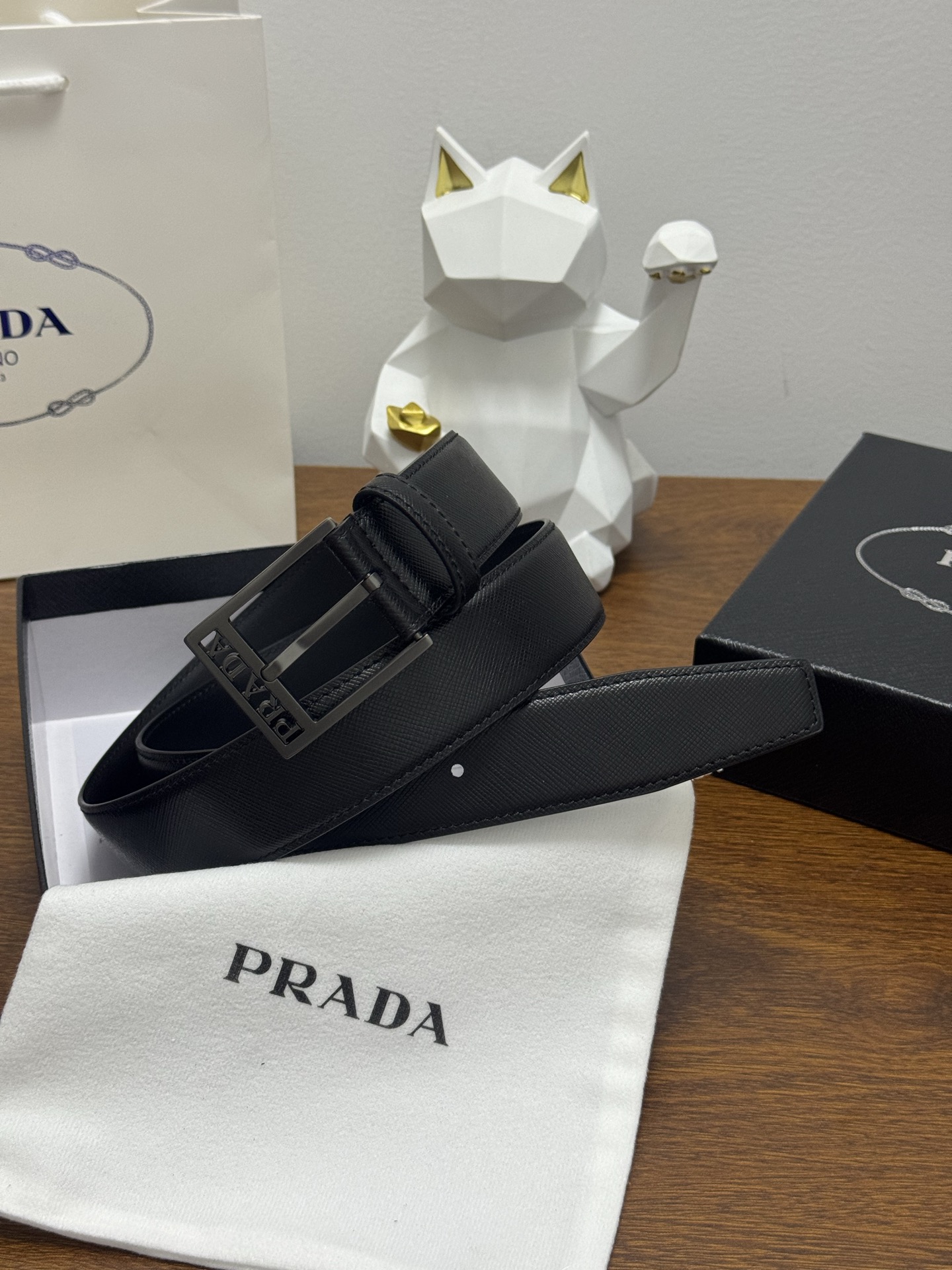 PRADA 3 5cm 颜色：黑色 十字纹皮革腰带风格简约之作