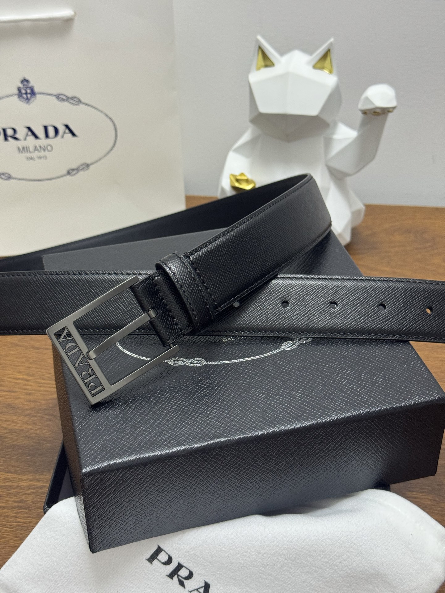 PRADA 3 5cm 颜色：黑色 十字纹皮革腰带风格简约之作