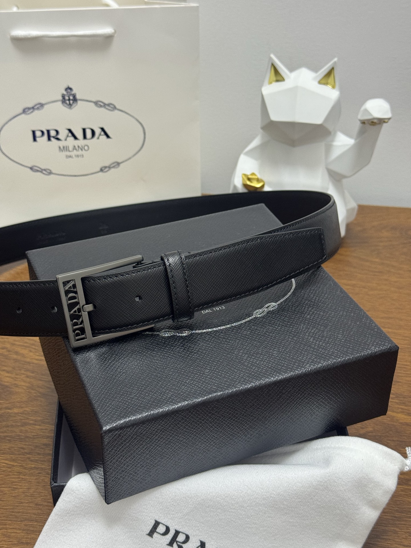 PRADA 3 5cm 颜色：黑色 十字纹皮革腰带风格简约之作