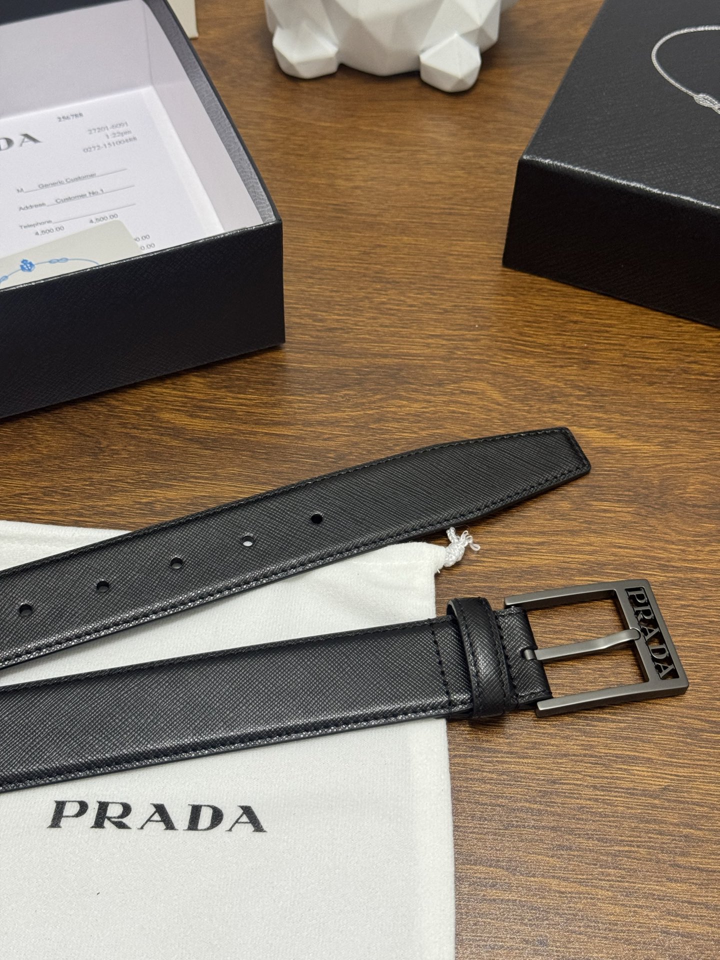 PRADA 3 5cm 颜色：黑色 十字纹皮革腰带风格简约之作