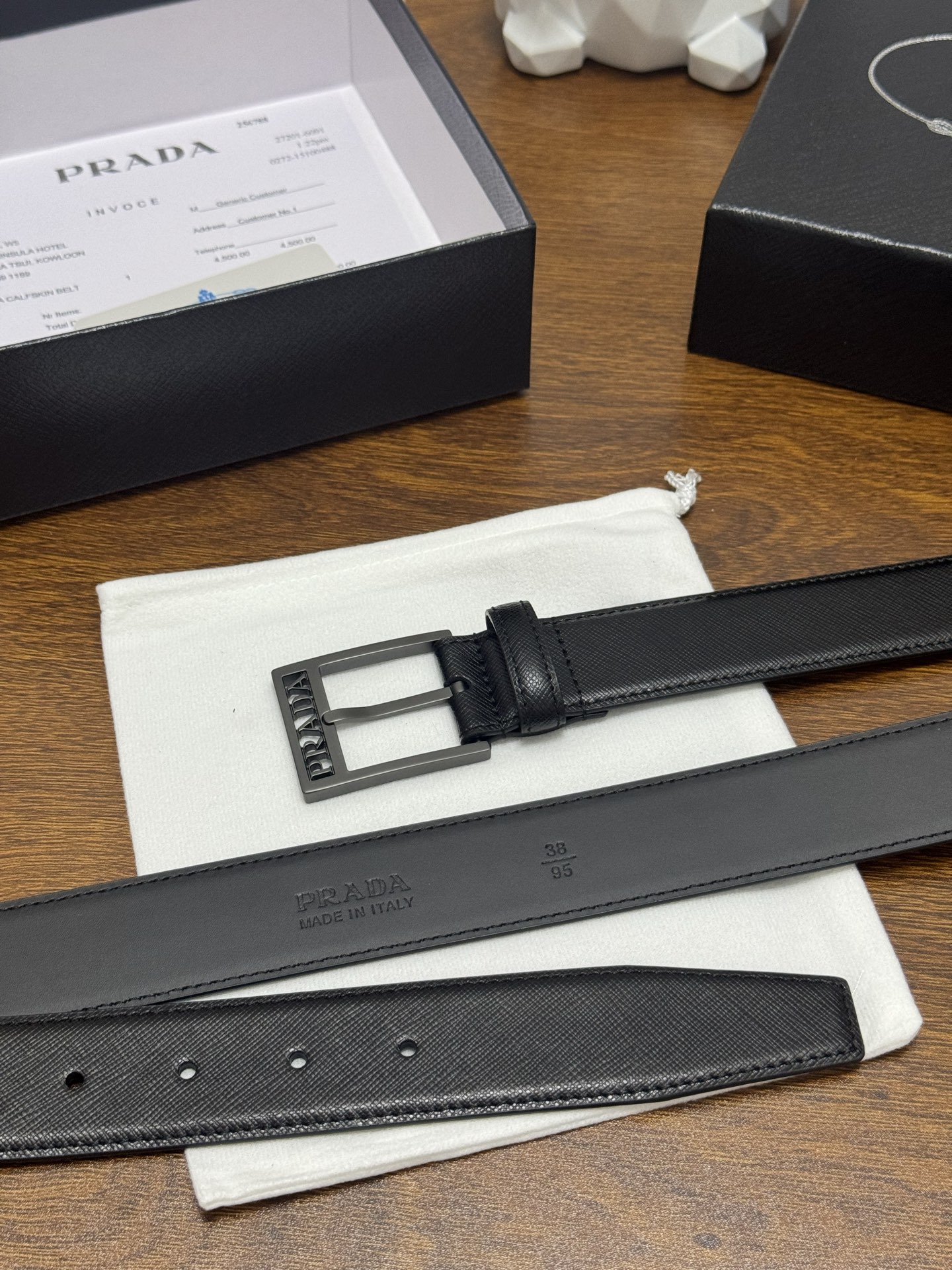 PRADA 3 5cm 颜色：黑色 十字纹皮革腰带风格简约之作