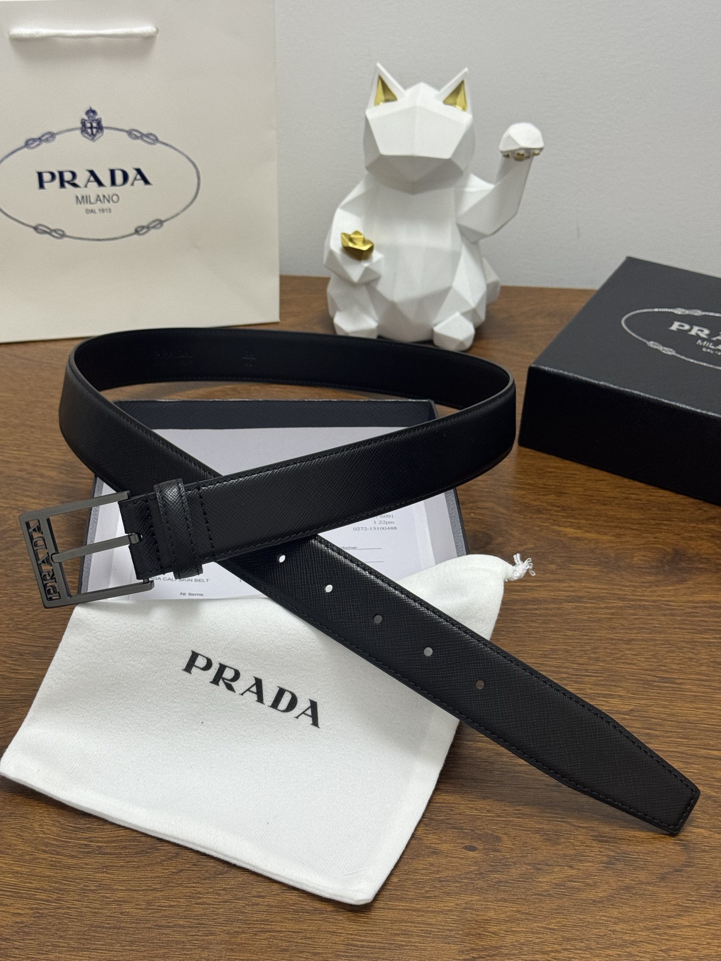 PRADA 3 5cm 颜色：黑色 十字纹皮革腰带风格简约之作