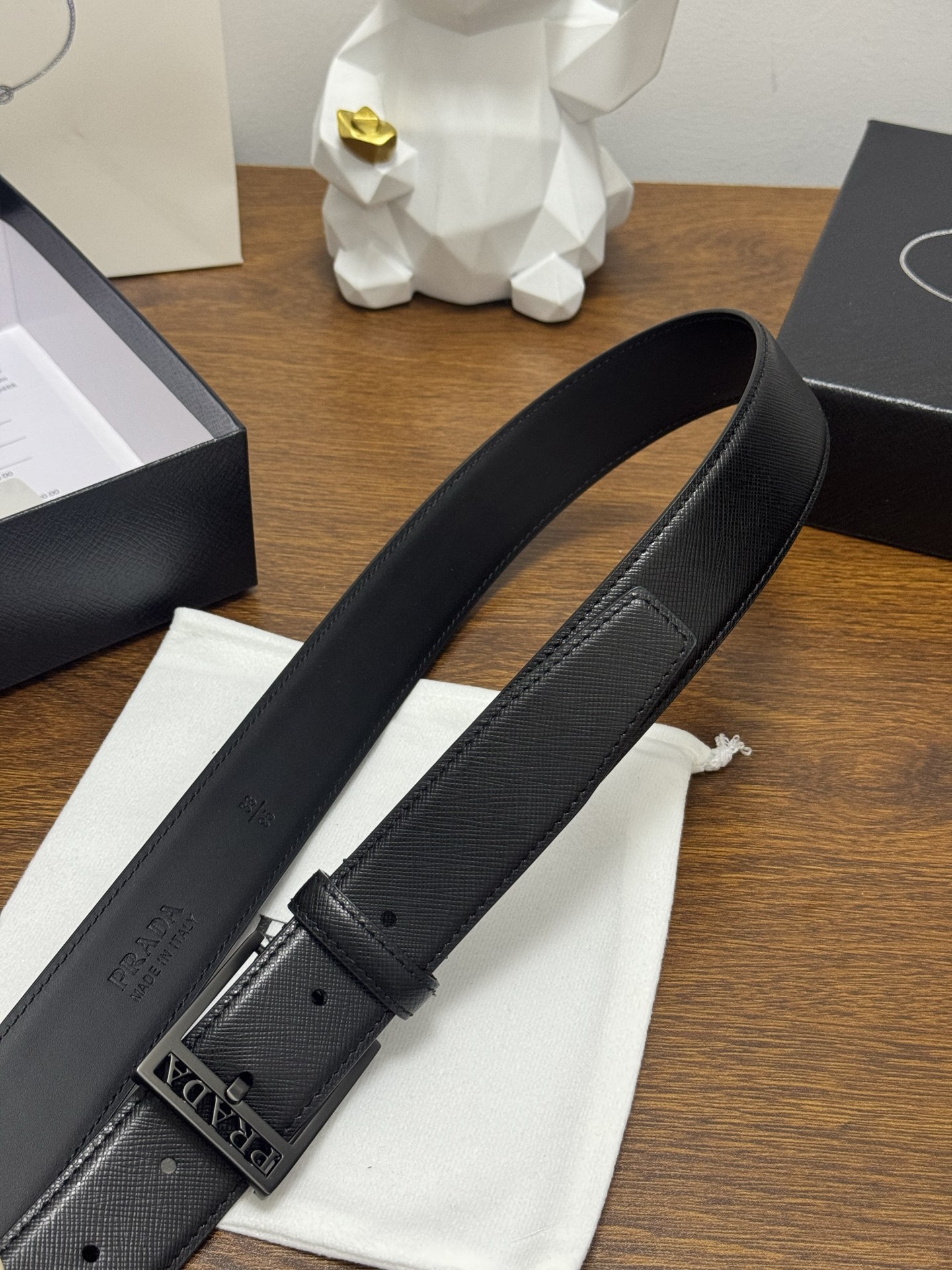 PRADA 3 5cm 颜色：黑色 十字纹皮革腰带风格简约之作