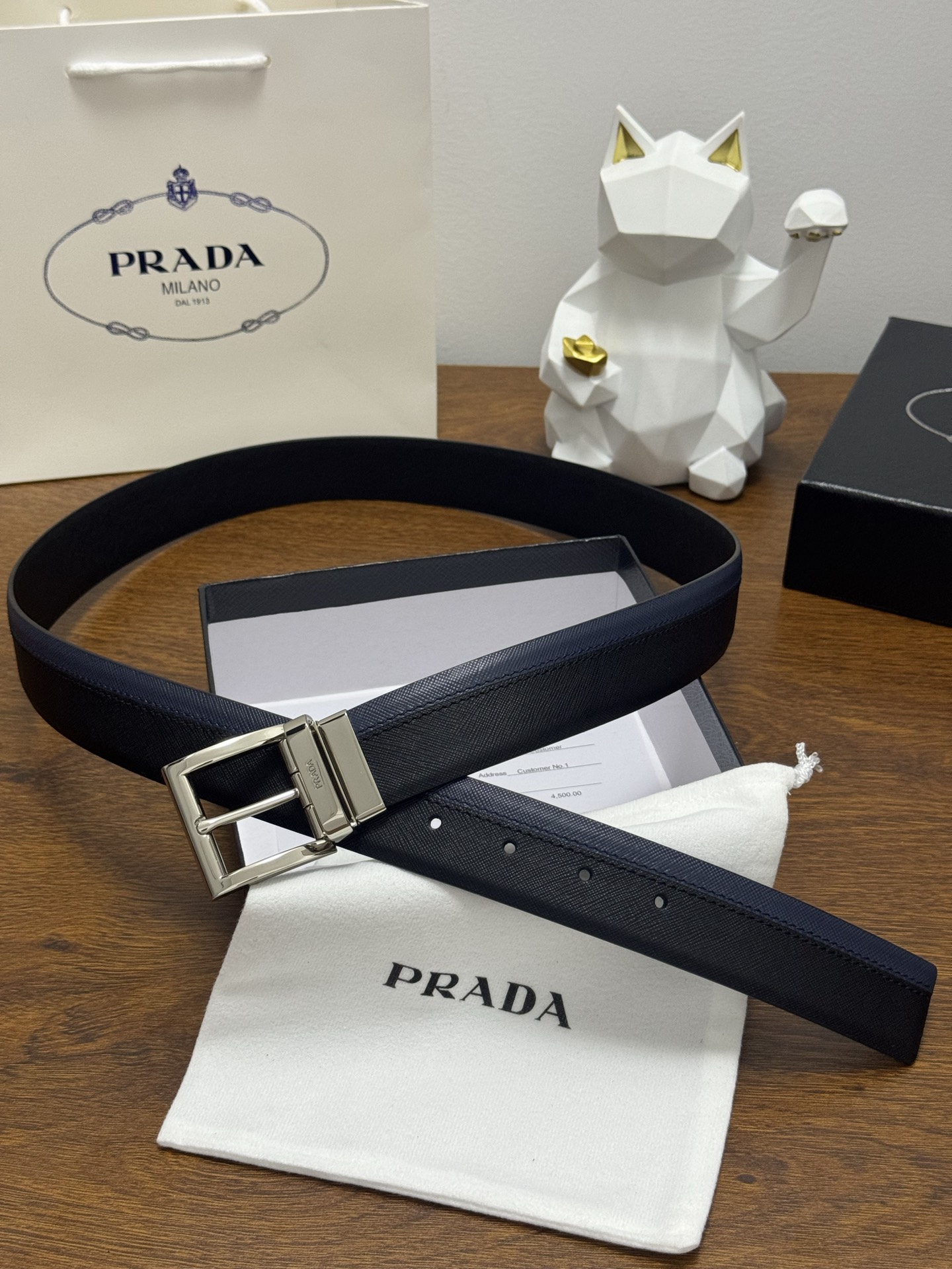 PRADA 3 5cm 颜色：黑/蓝 十字纹皮革腰带风格简约之作