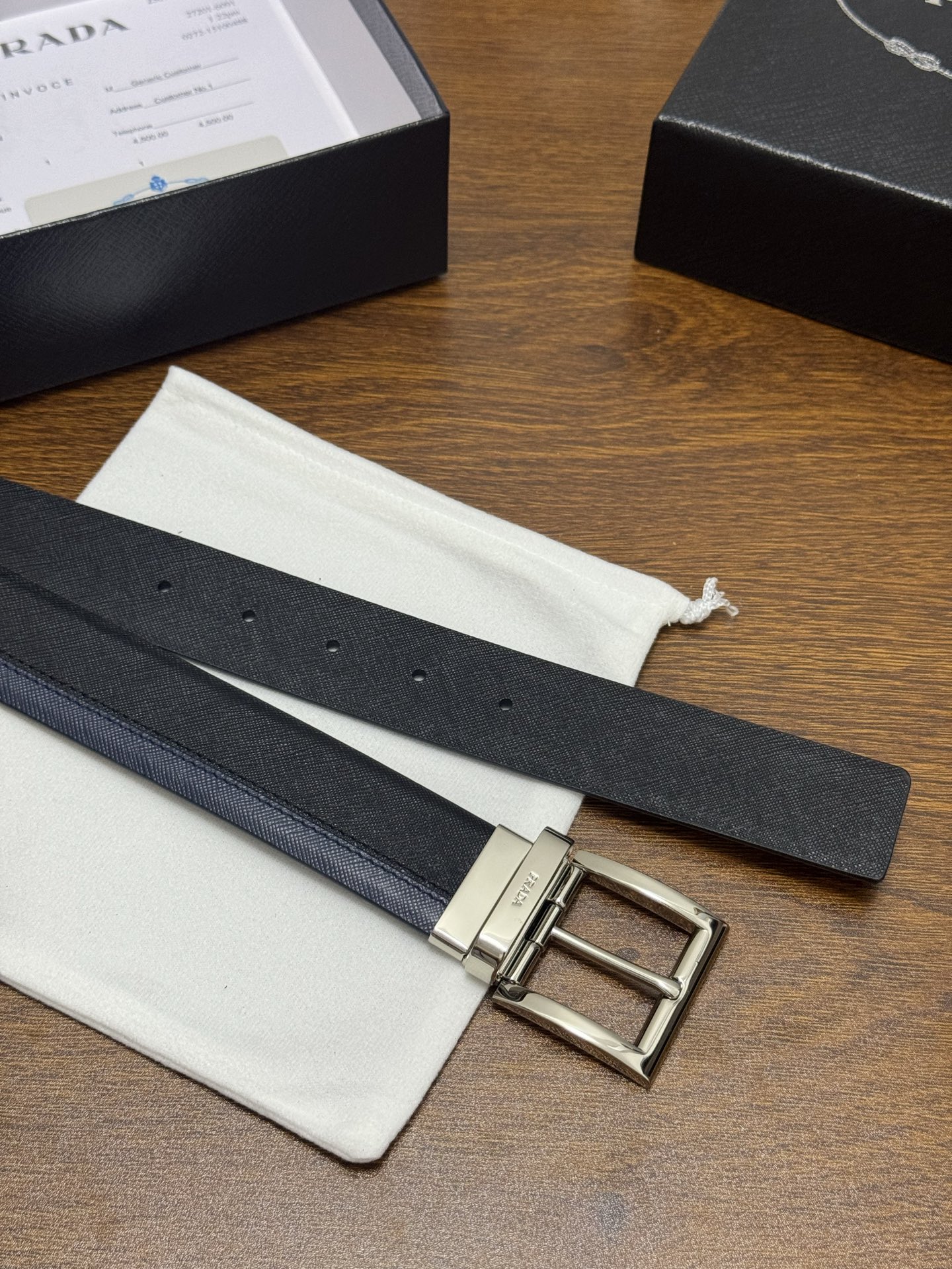 PRADA 3 5cm 颜色：黑/蓝 十字纹皮革腰带风格简约之作