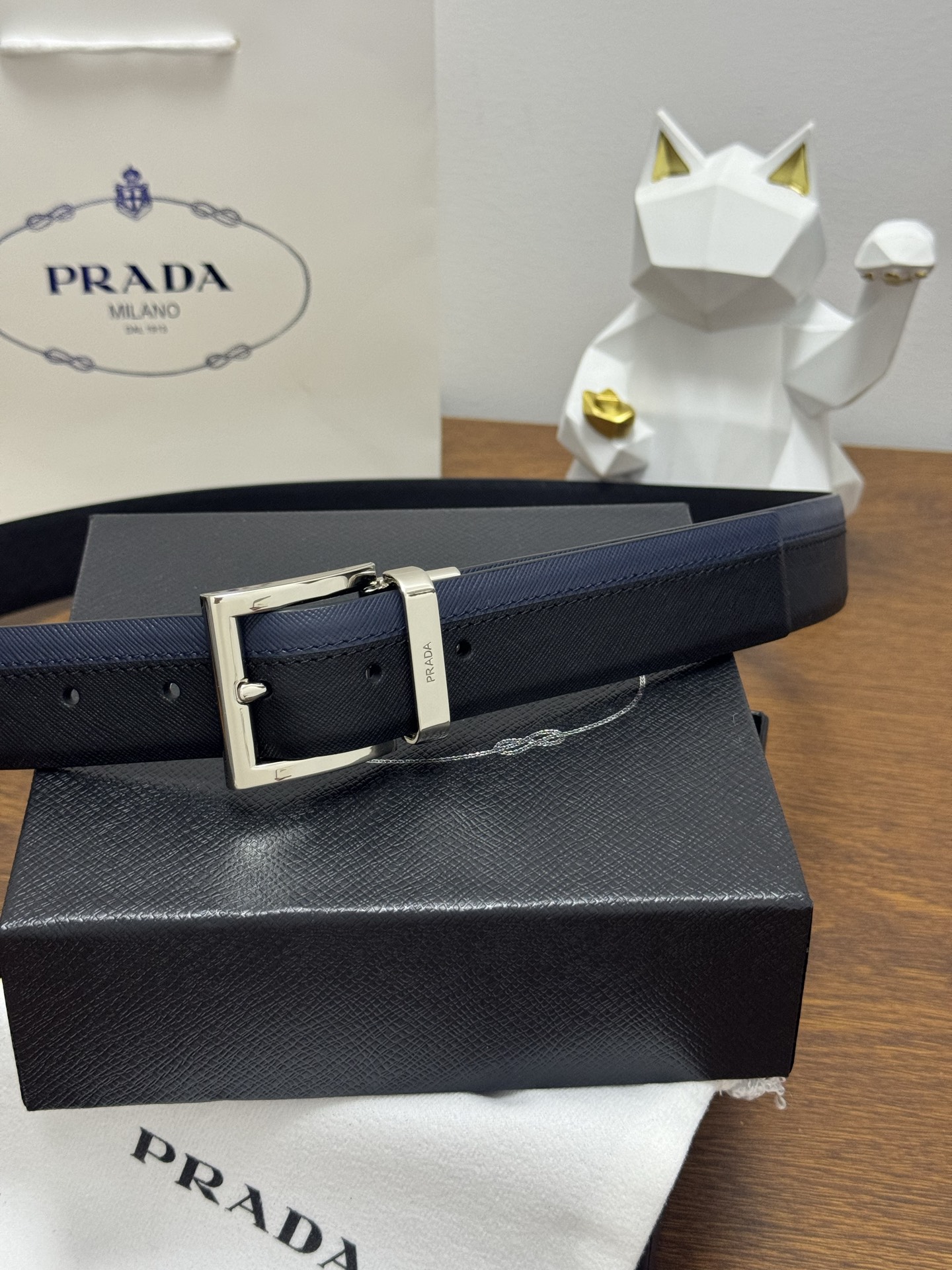 PRADA 3 5cm 颜色：黑/蓝 十字纹皮革腰带风格简约之作