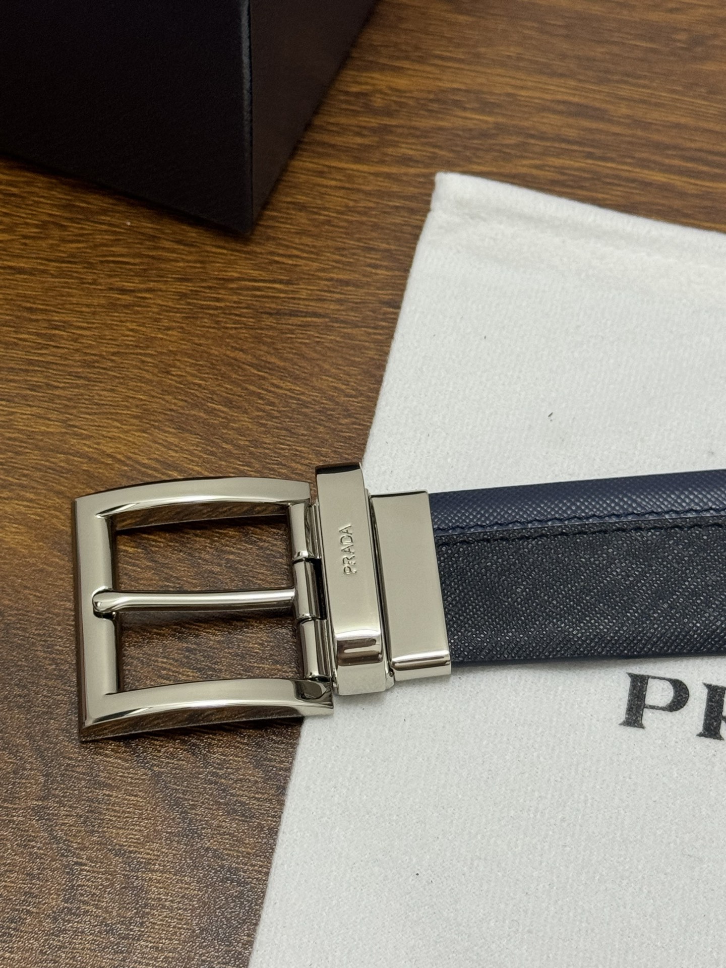 PRADA 3 5cm 颜色：黑/蓝 十字纹皮革腰带风格简约之作