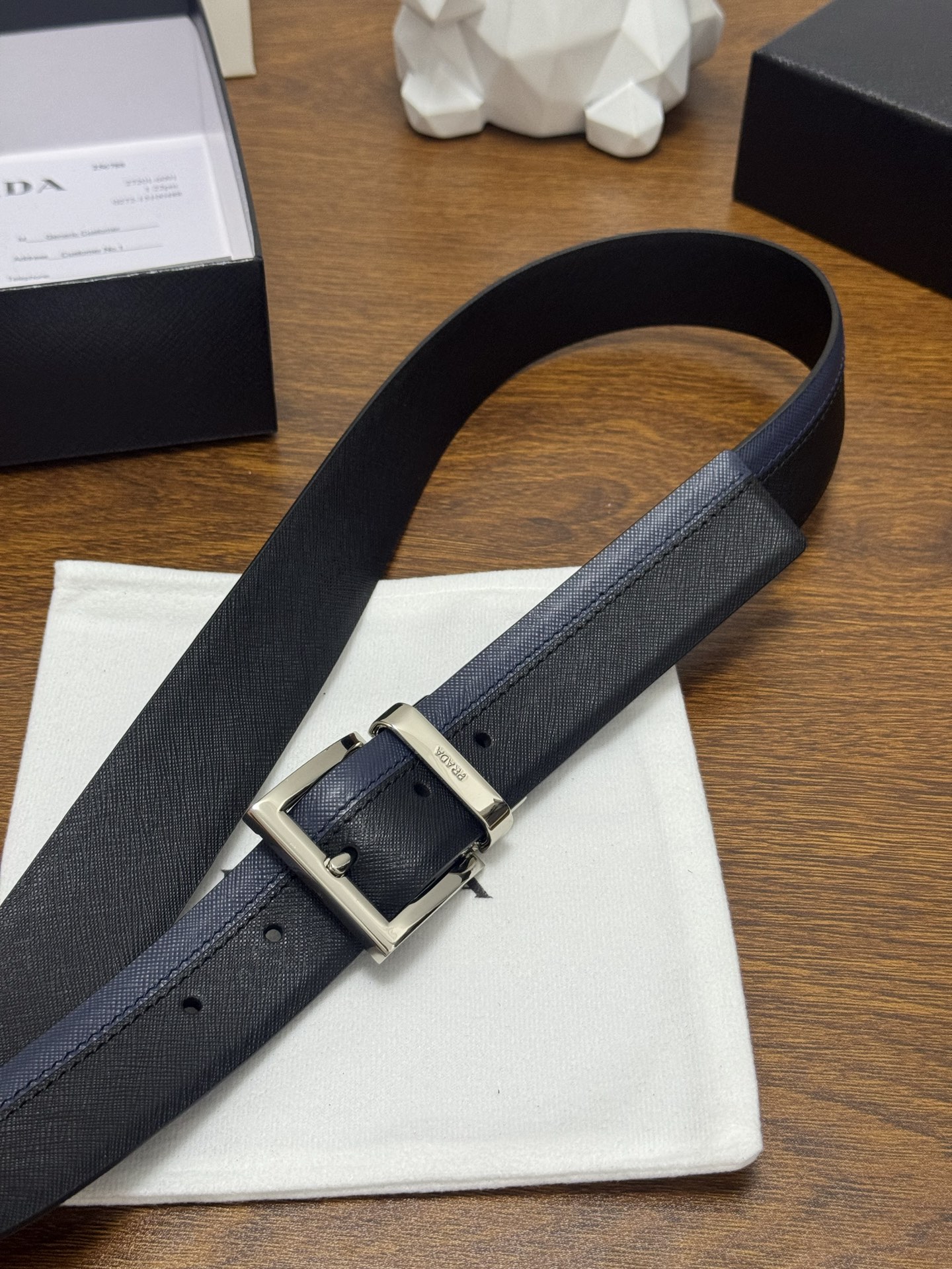 PRADA 3 5cm 颜色：黑/蓝 十字纹皮革腰带风格简约之作