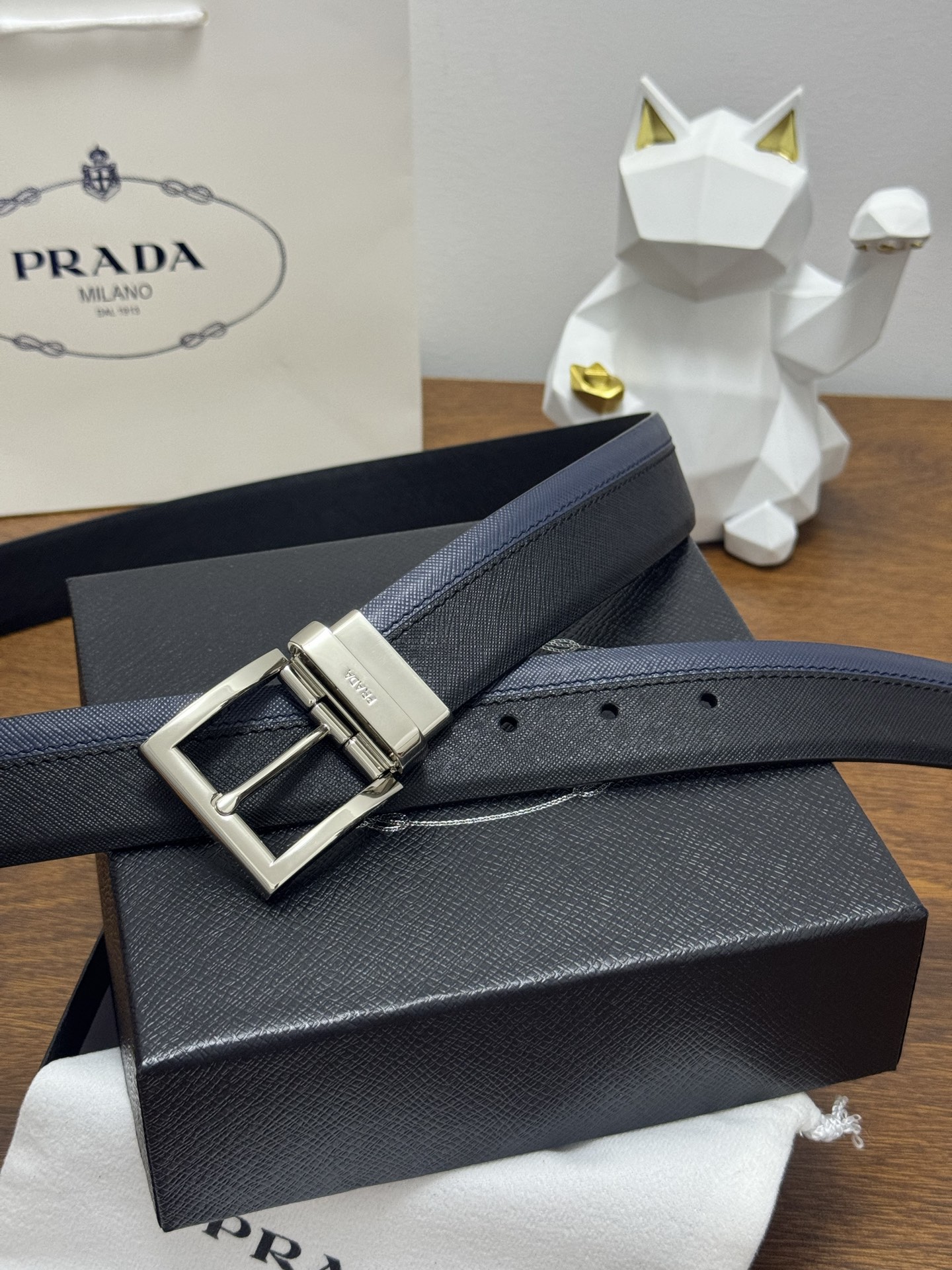 PRADA 3 5cm 颜色：黑/蓝 十字纹皮革腰带风格简约之作
