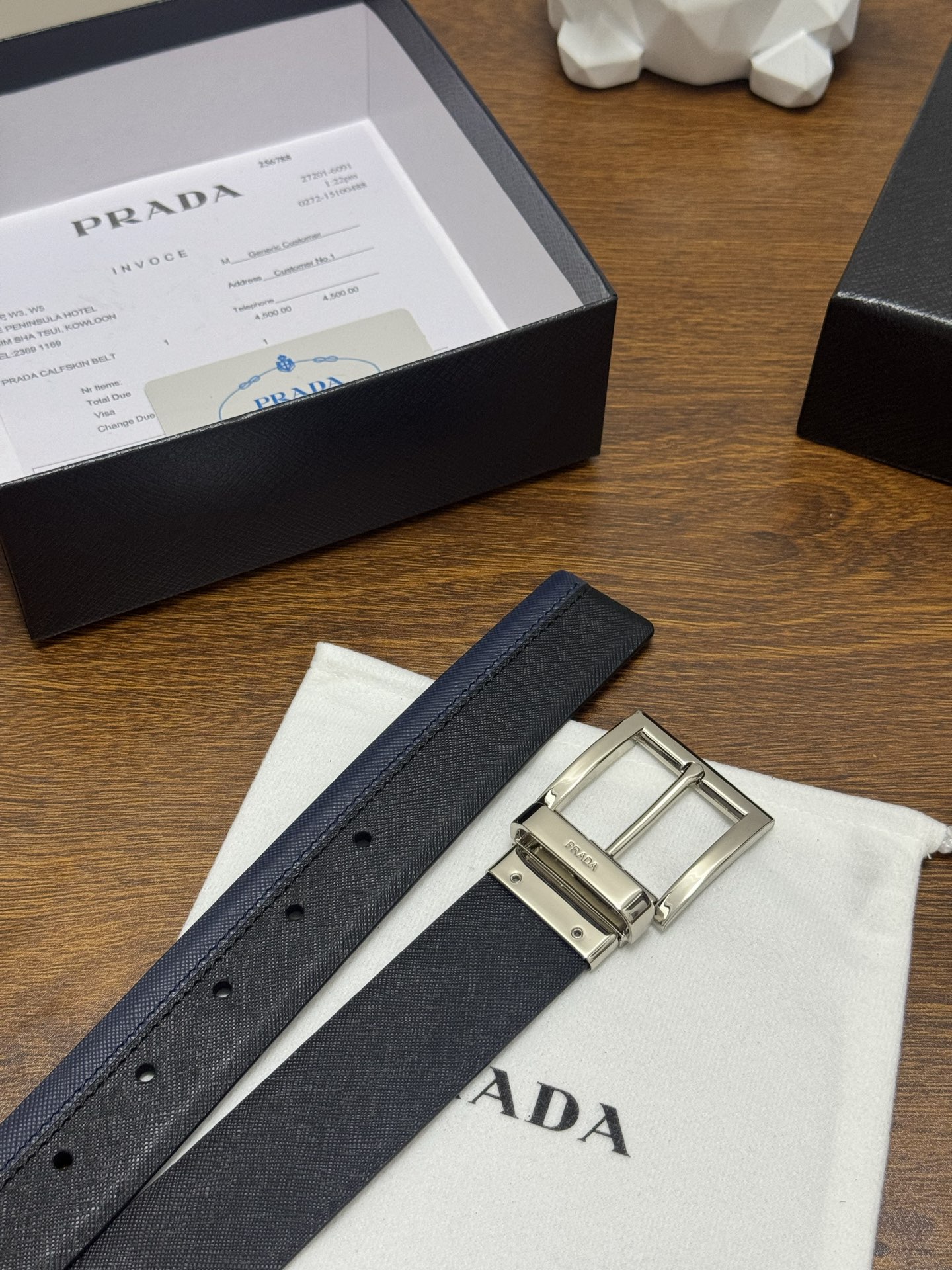 PRADA 3 5cm 颜色：黑/蓝 十字纹皮革腰带风格简约之作