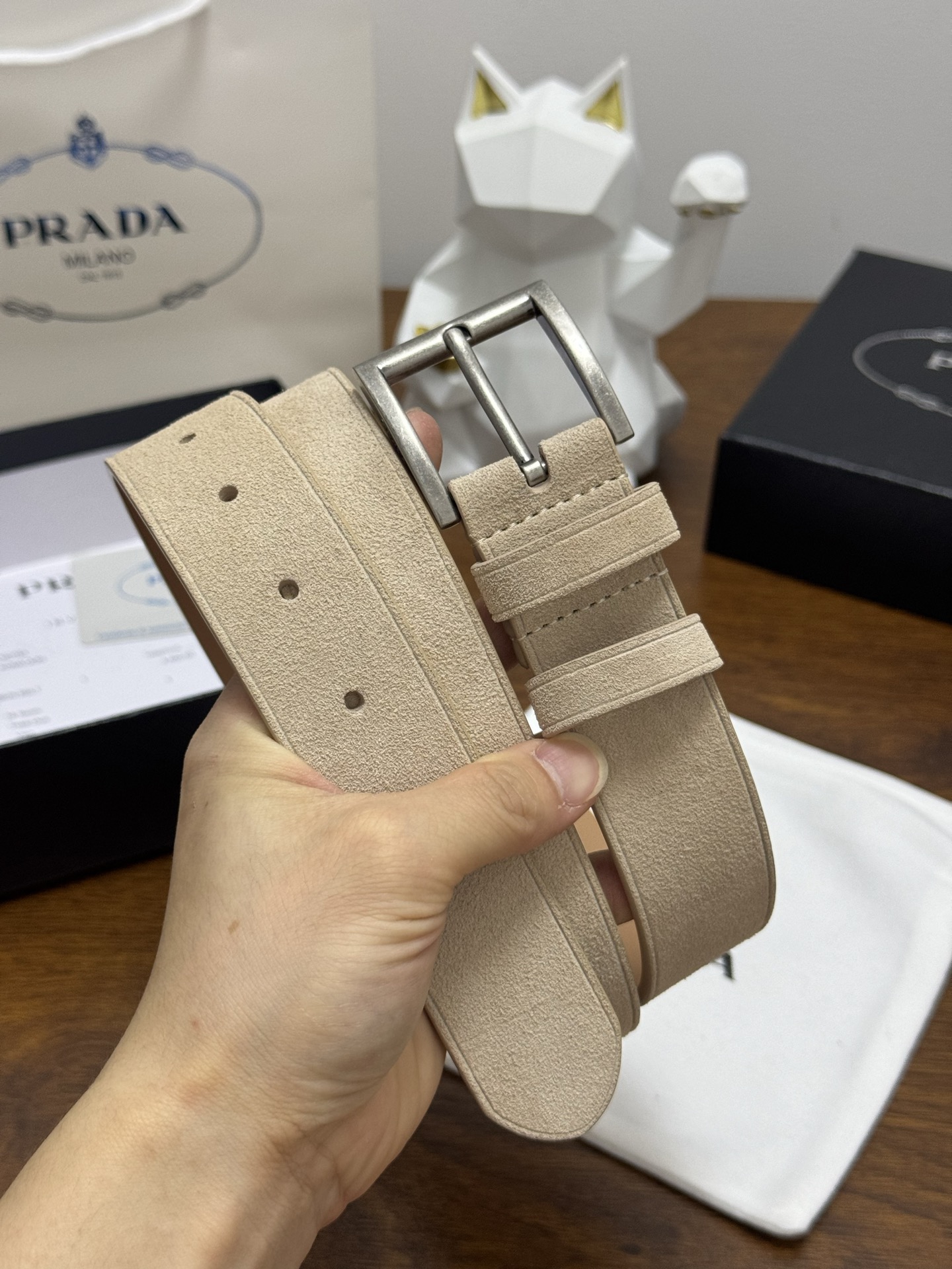 PRADA 3.5cm 颜色：米色绒面皮革腰带风格简约之作每个细节都体现出至高的品味和格调整体造型增添优