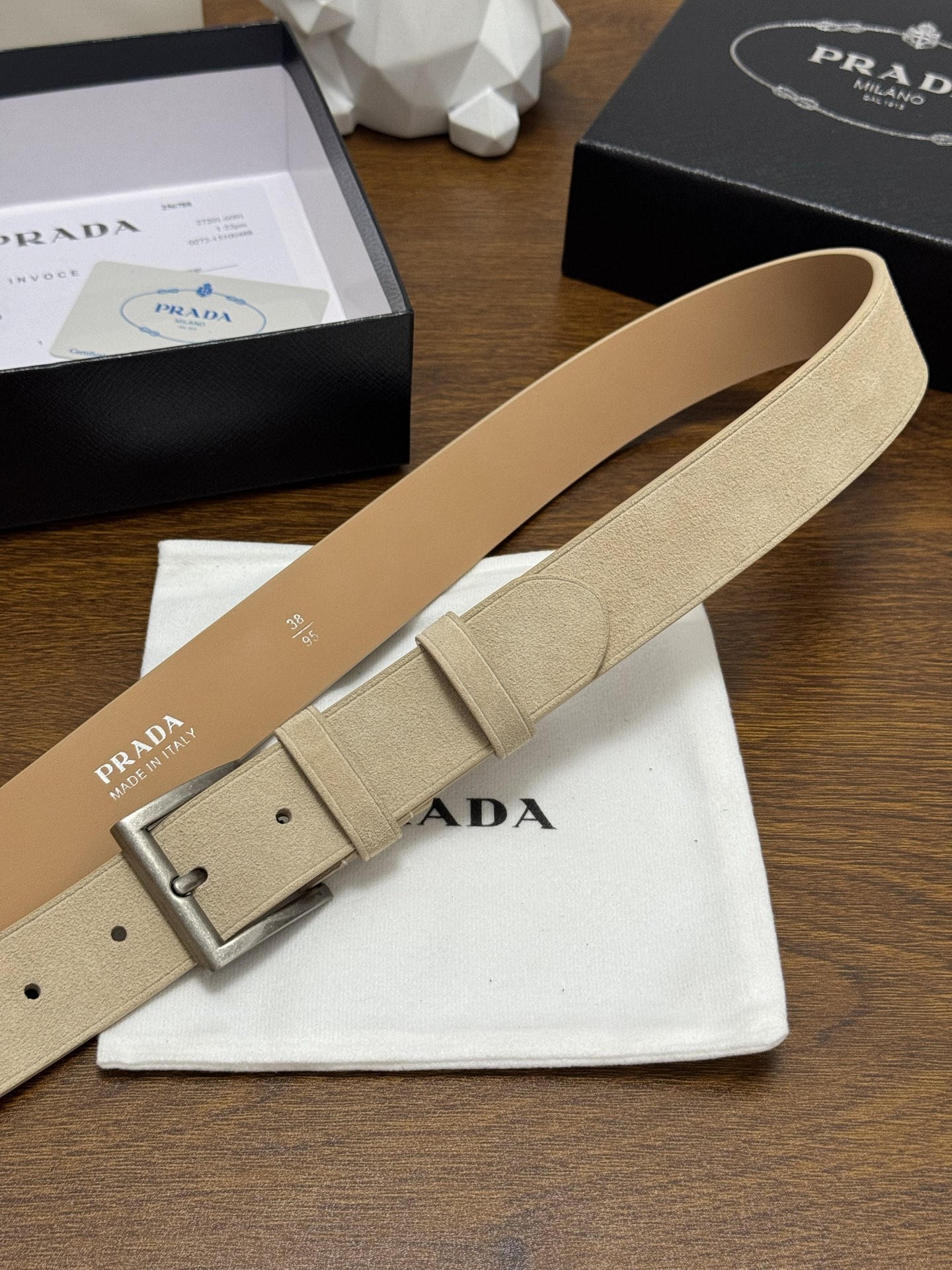 PRADA 3.5cm 颜色：米色绒面皮革腰带风格简约之作每个细节都体现出至高的品味和格调整体造型增添优