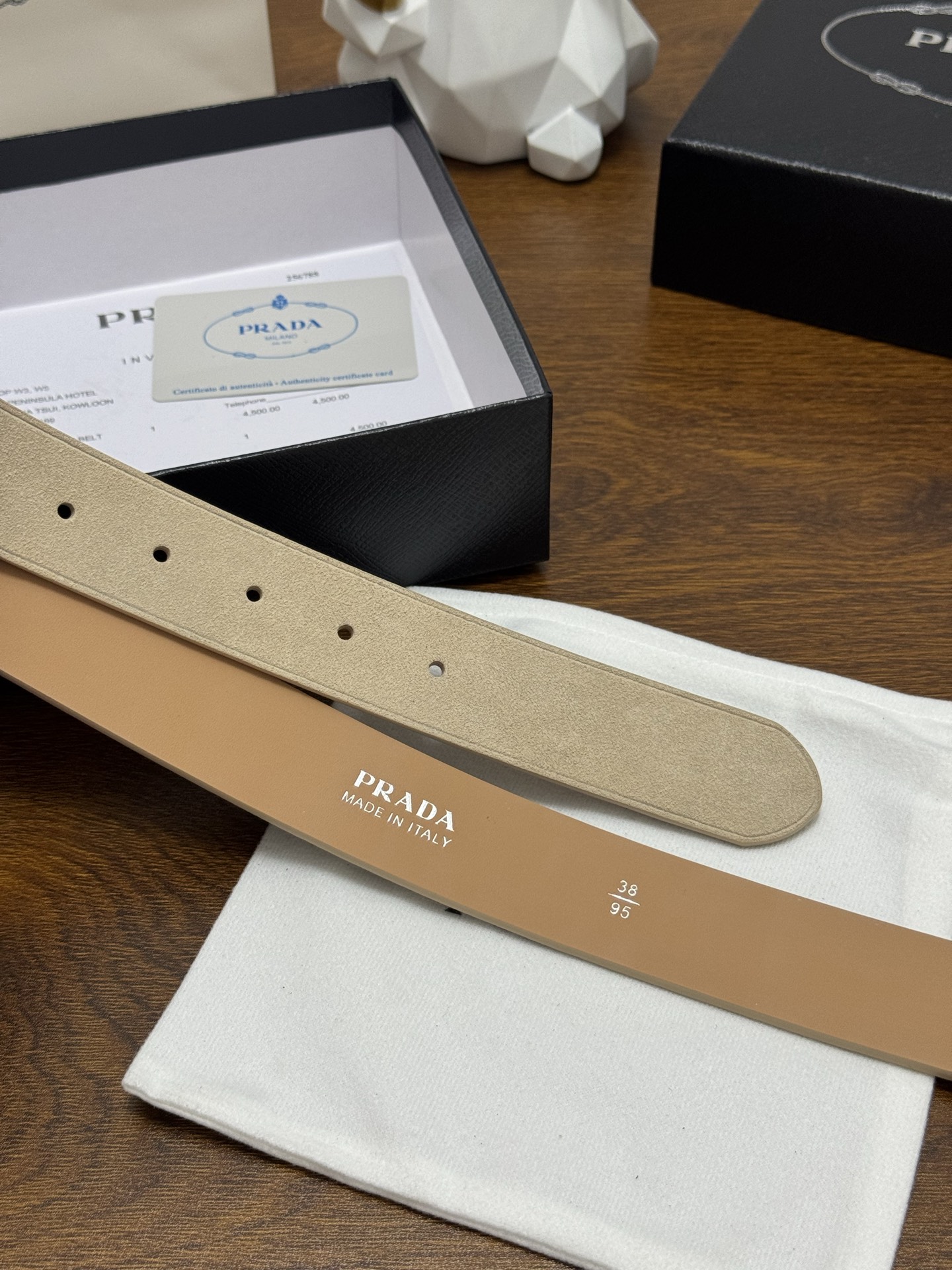 PRADA 3.5cm 颜色：米色绒面皮革腰带风格简约之作每个细节都体现出至高的品味和格调整体造型增添优