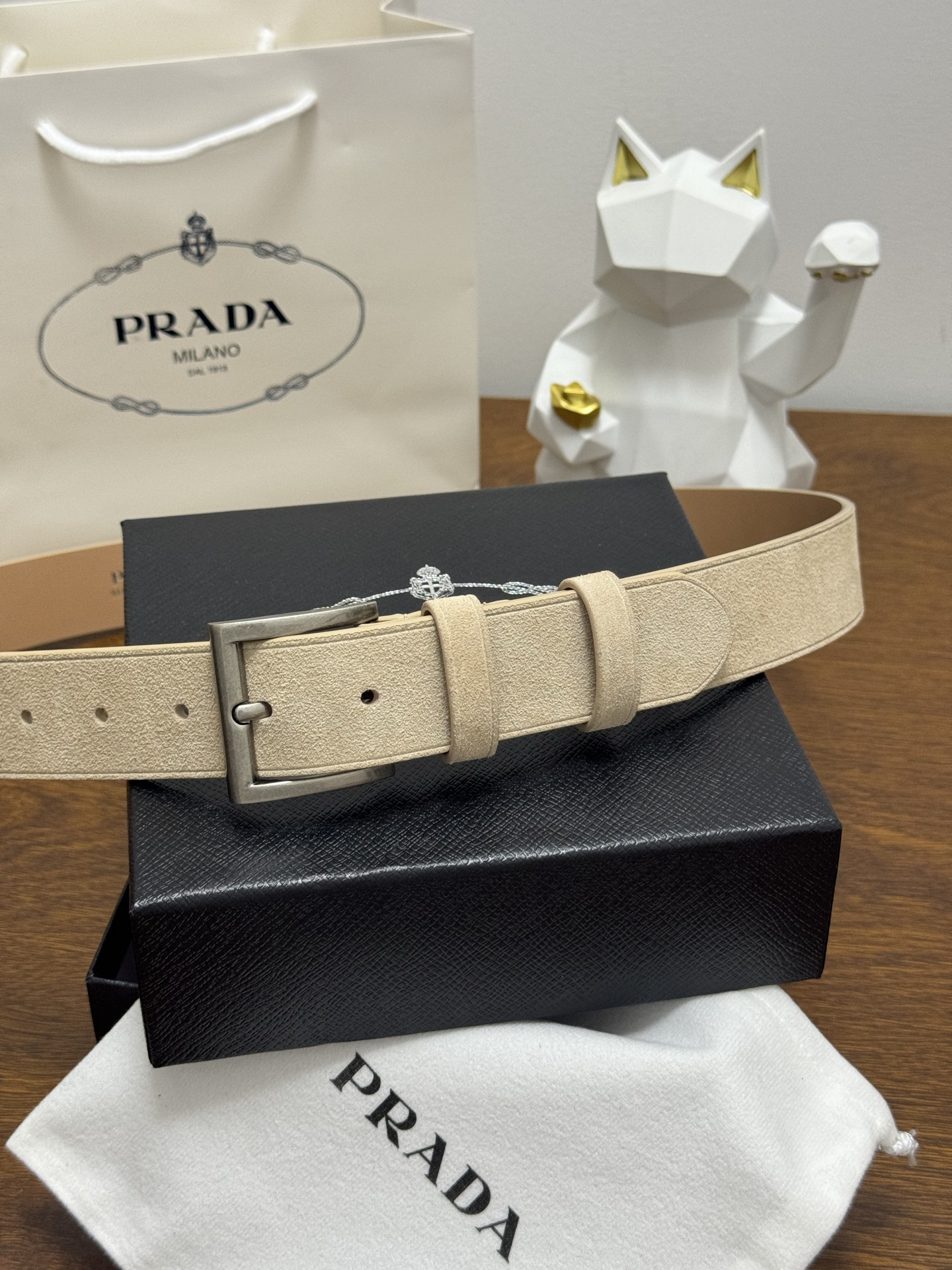 PRADA 3.5cm 颜色：米色绒面皮革腰带风格简约之作每个细节都体现出至高的品味和格调整体造型增添优