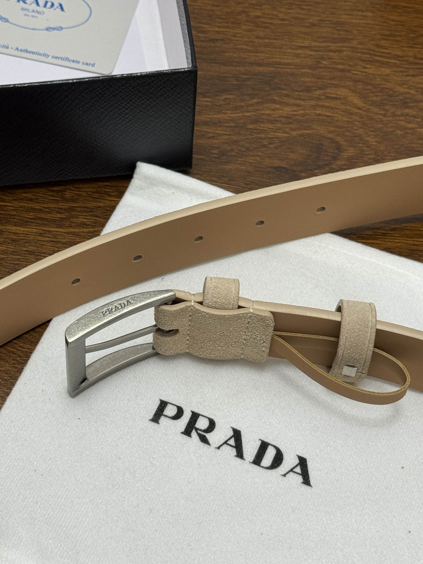 PRADA 3.5cm 颜色：米色绒面皮革腰带风格简约之作每个细节都体现出至高的品味和格调整体造型增添优