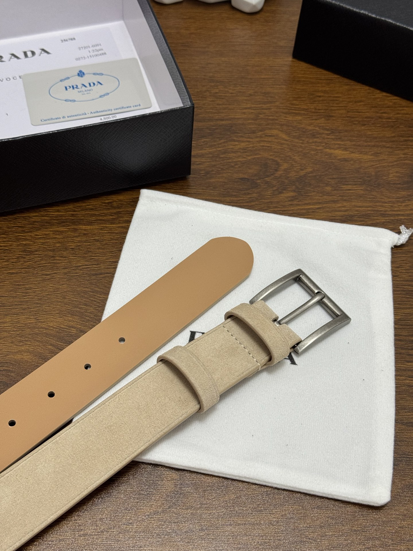 PRADA 3.5cm 颜色：米色绒面皮革腰带风格简约之作每个细节都体现出至高的品味和格调整体造型增添优