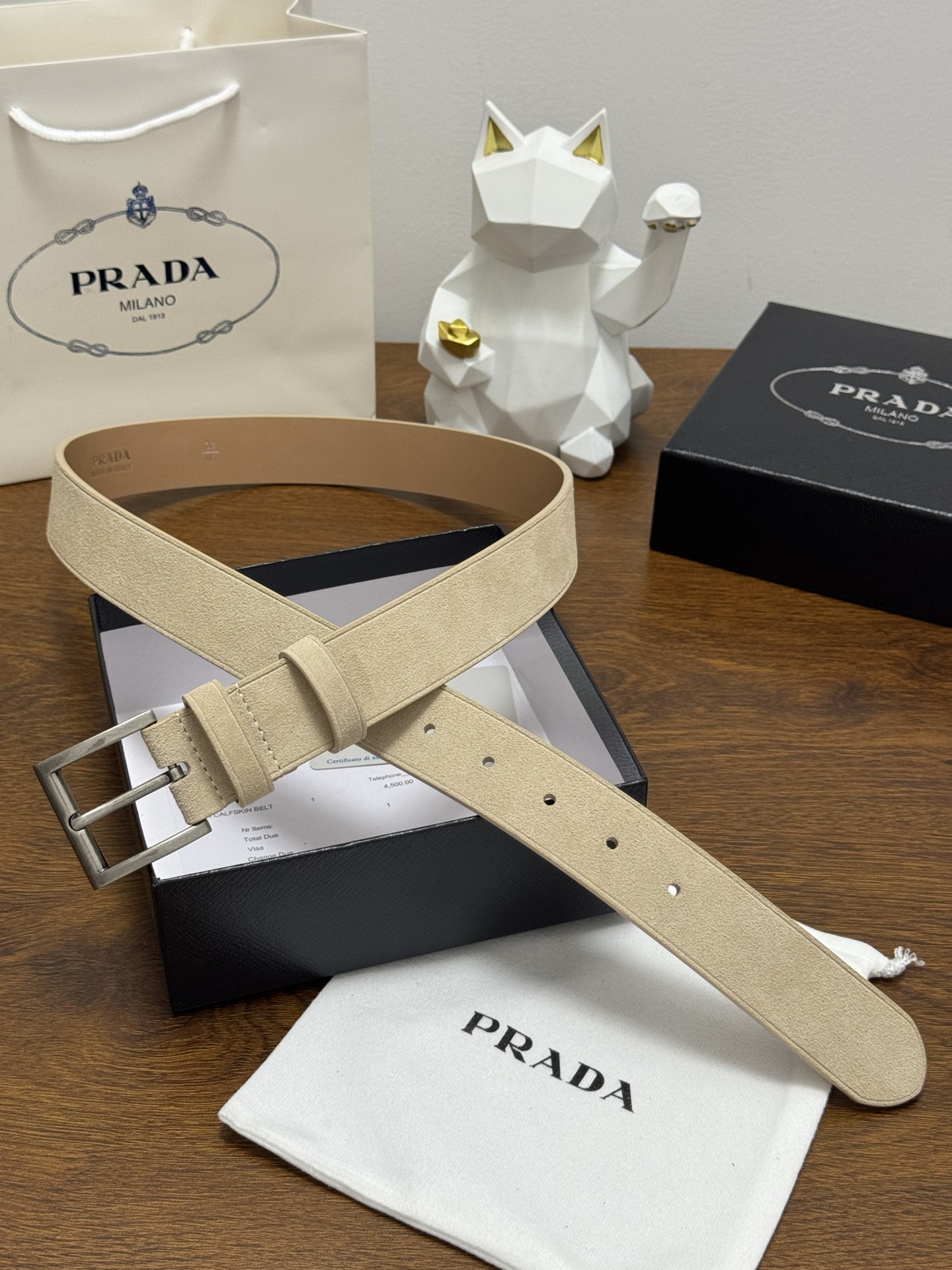 PRADA 3.5cm 颜色：米色绒面皮革腰带风格简约之作每个细节都体现出至高的品味和格调整体造型增添优
