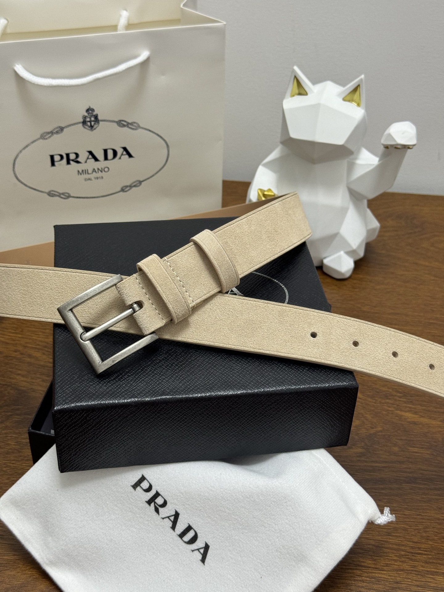 PRADA 3.5cm 颜色：米色绒面皮革腰带风格简约之作每个细节都体现出至高的品味和格调整体造型增添优