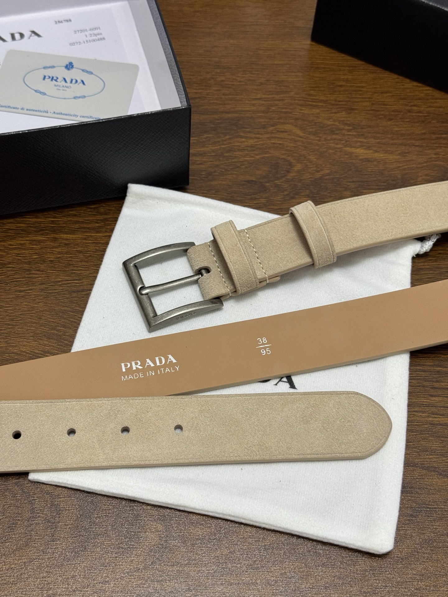 PRADA 3.5cm 颜色：米色绒面皮革腰带风格简约之作每个细节都体现出至高的品味和格调整体造型增添优