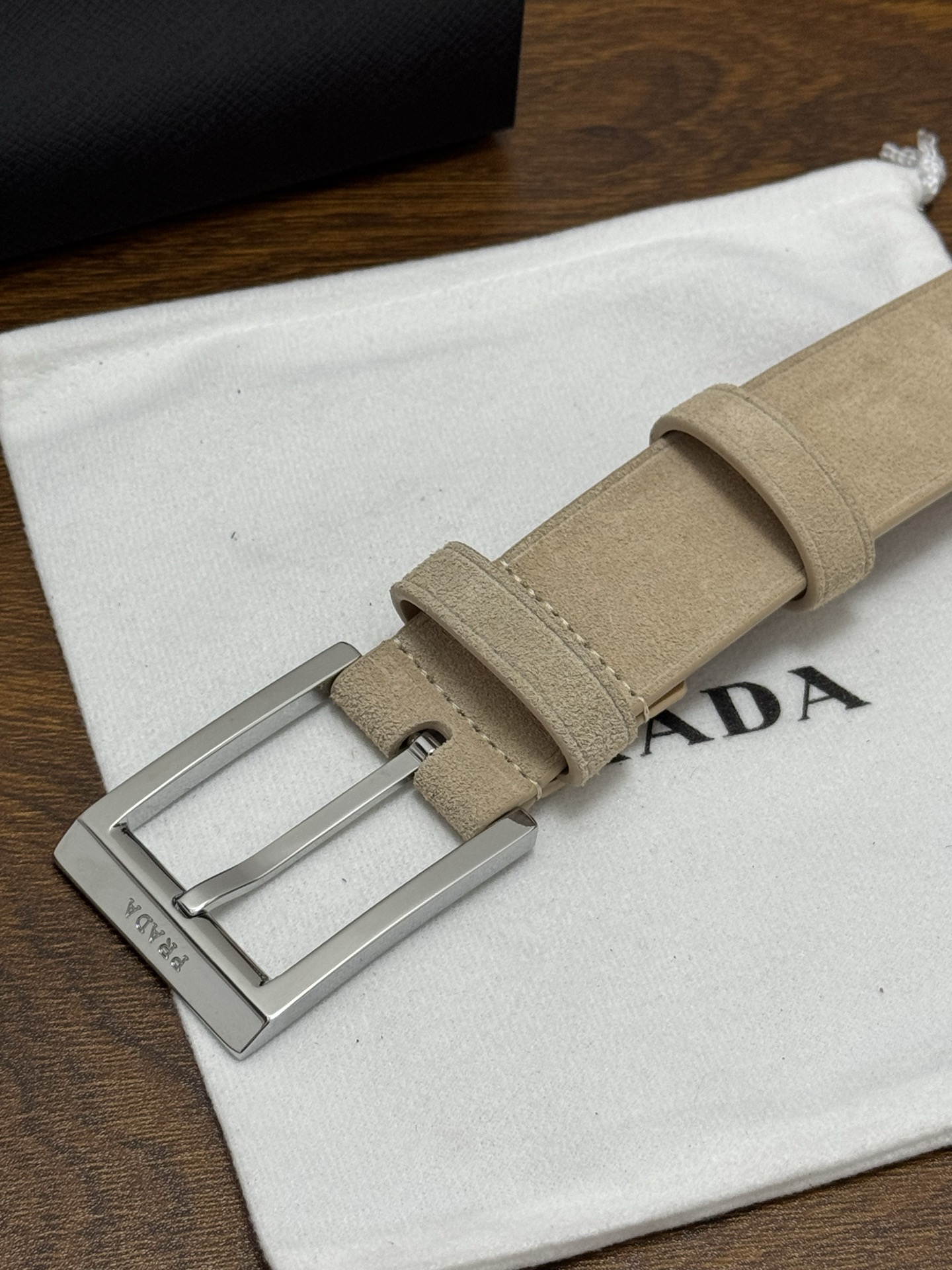 PRADA 3.5cm 颜色：米色绒面皮革腰带风格简约之作每个细节都体现出至高的品味和格调整体造型增添优