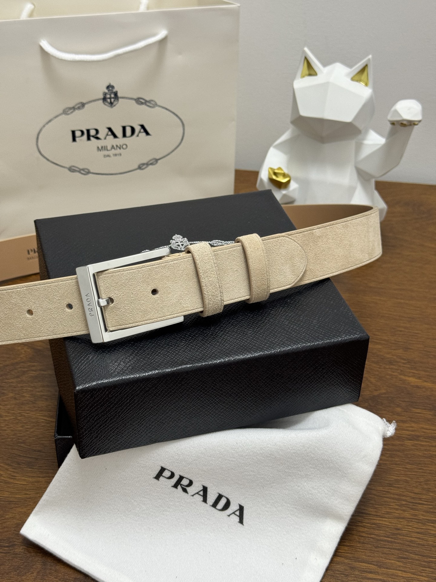 PRADA 3.5cm 颜色：米色绒面皮革腰带风格简约之作每个细节都体现出至高的品味和格调整体造型增添优