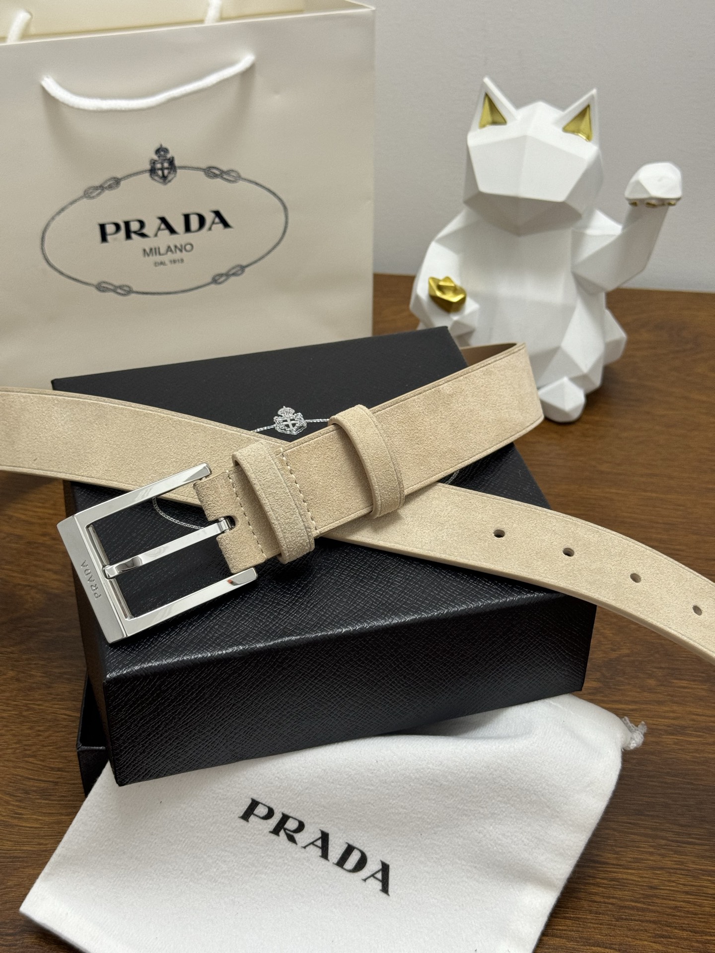 PRADA 3.5cm 颜色：米色绒面皮革腰带风格简约之作每个细节都体现出至高的品味和格调整体造型增添优