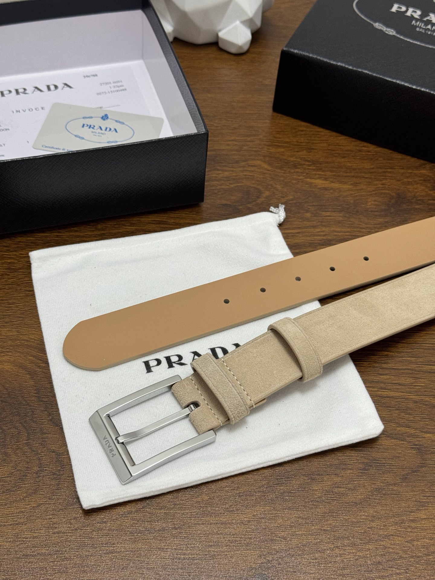 PRADA 3.5cm 颜色：米色绒面皮革腰带风格简约之作每个细节都体现出至高的品味和格调整体造型增添优