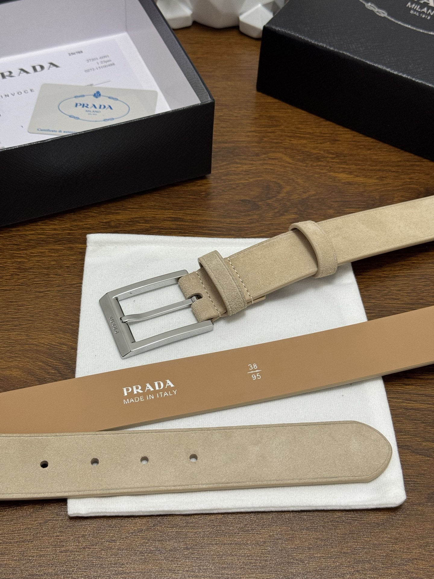 PRADA 3.5cm 颜色：米色绒面皮革腰带风格简约之作每个细节都体现出至高的品味和格调整体造型增添优