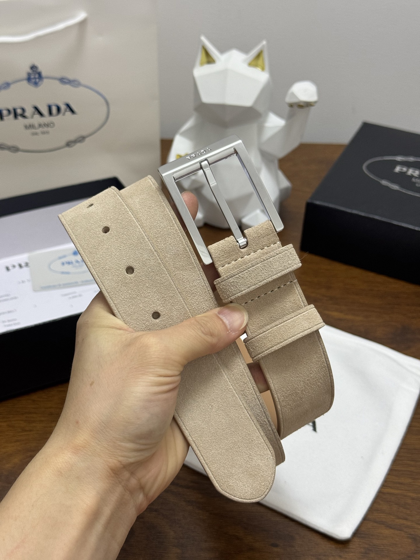 PRADA 3.5cm 颜色：米色绒面皮革腰带风格简约之作每个细节都体现出至高的品味和格调整体造型增添优