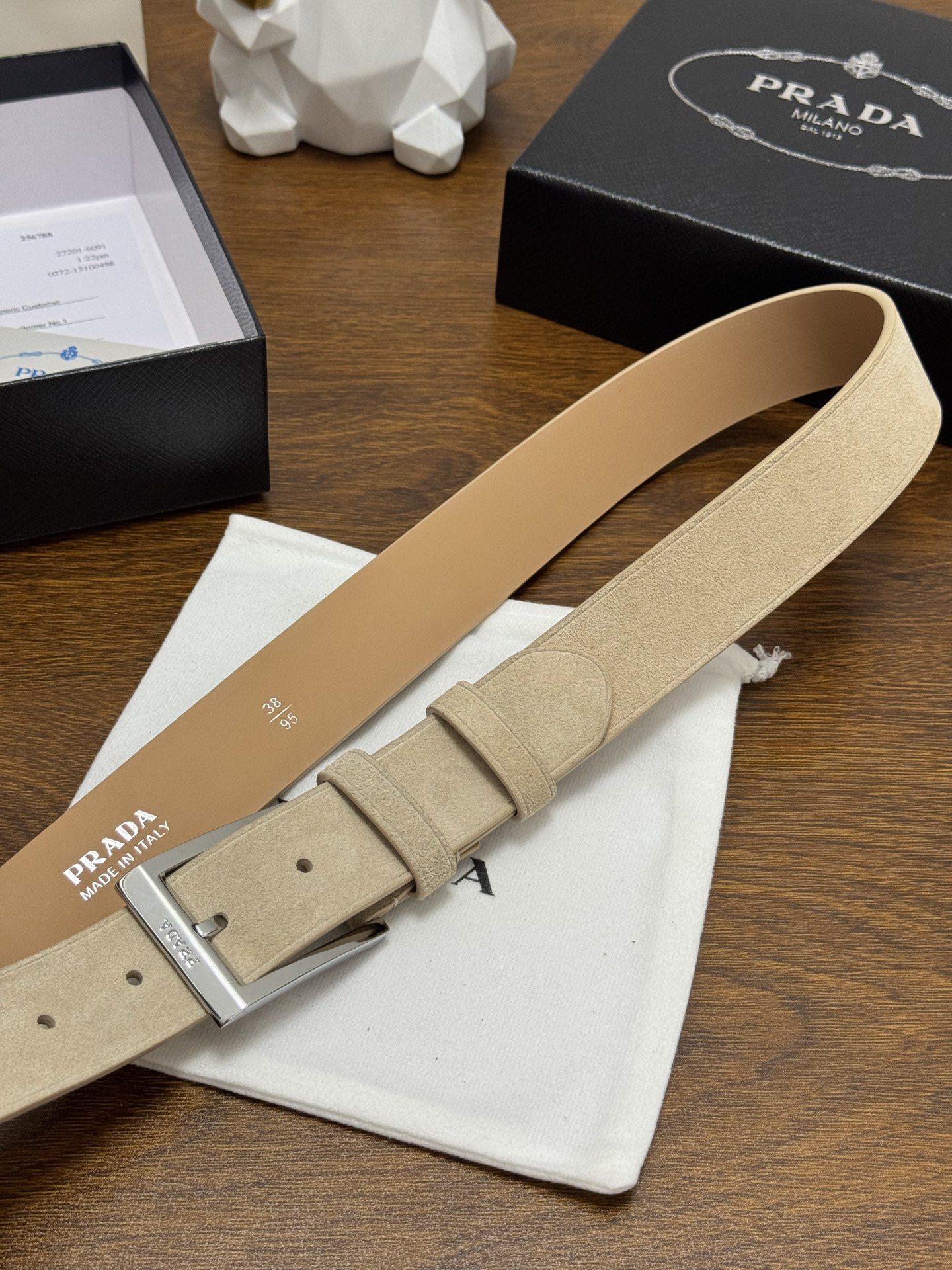 PRADA 3.5cm 颜色：米色绒面皮革腰带风格简约之作每个细节都体现出至高的品味和格调整体造型增添优