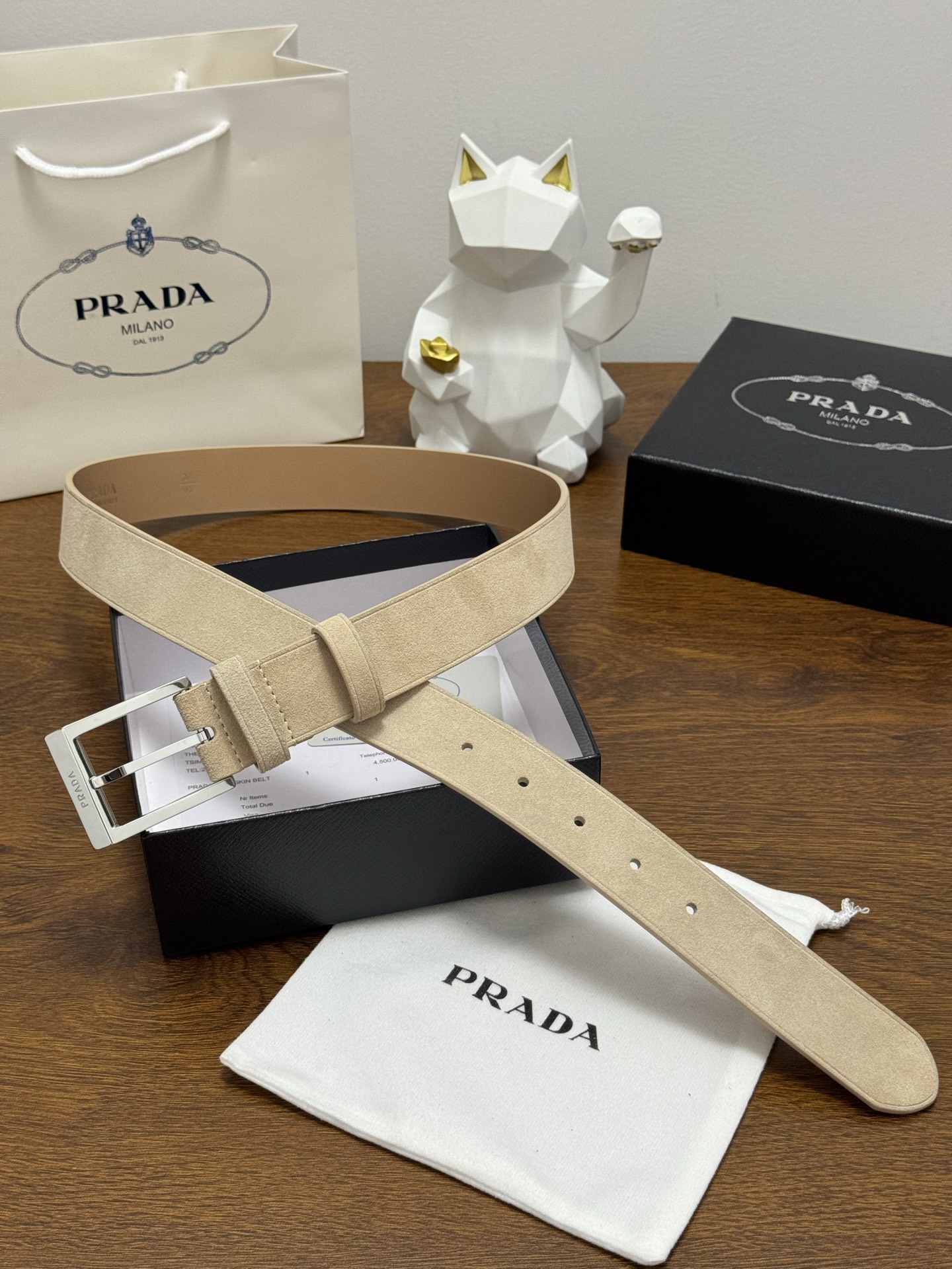 PRADA 3.5cm 颜色：米色绒面皮革腰带风格简约之作每个细节都体现出至高的品味和格调整体造型增添优