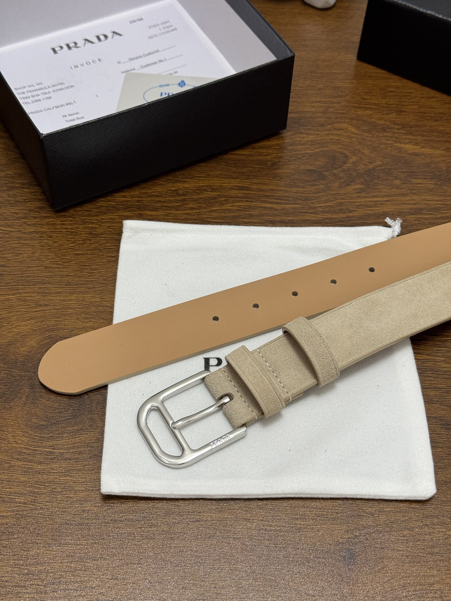 PRADA 3.5cm 颜色：米色绒面皮革腰带风格简约之作每个细节都体现出至高的品味和格调整体造型增添优