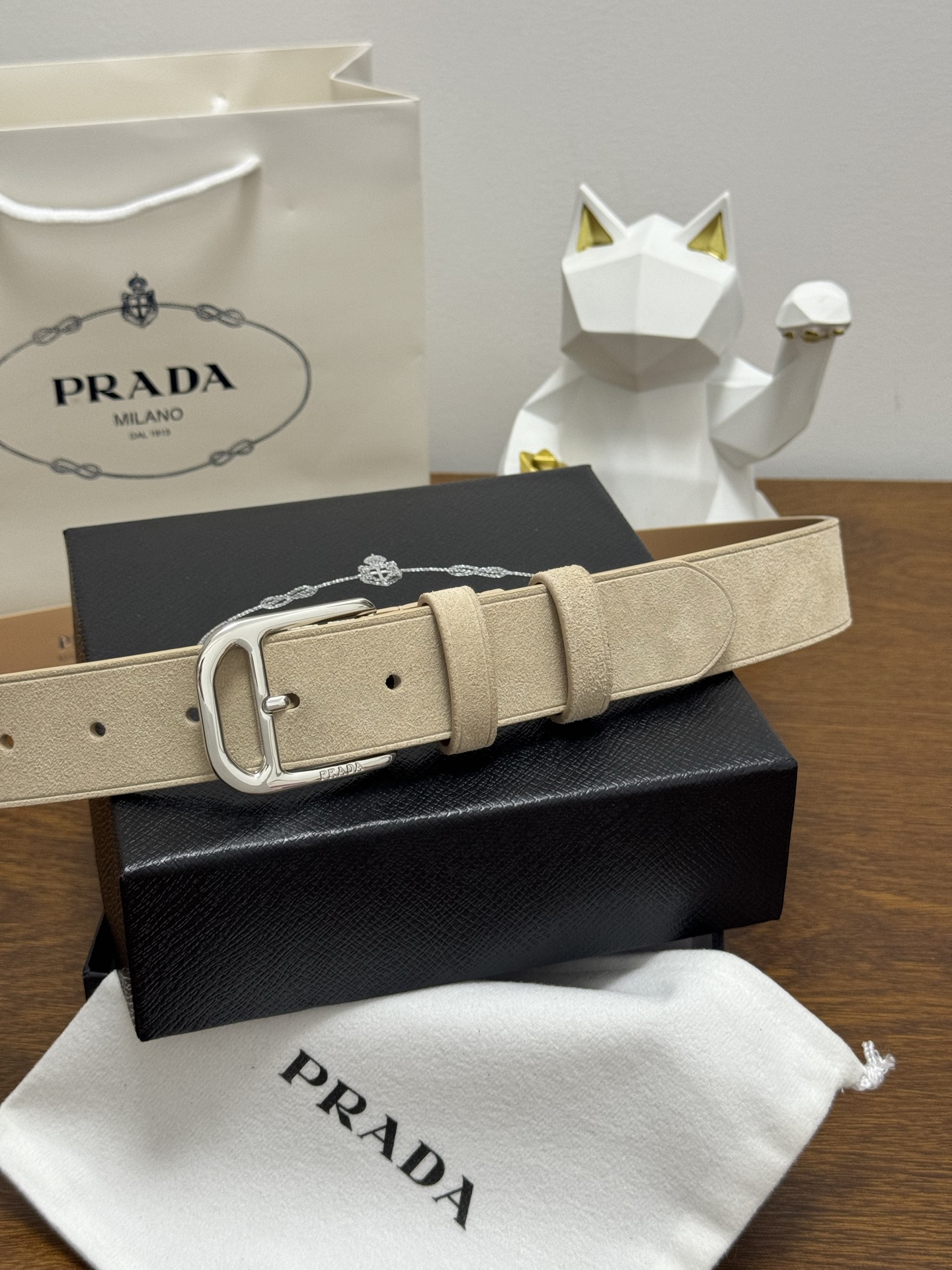 PRADA 3.5cm 颜色：米色绒面皮革腰带风格简约之作每个细节都体现出至高的品味和格调整体造型增添优
