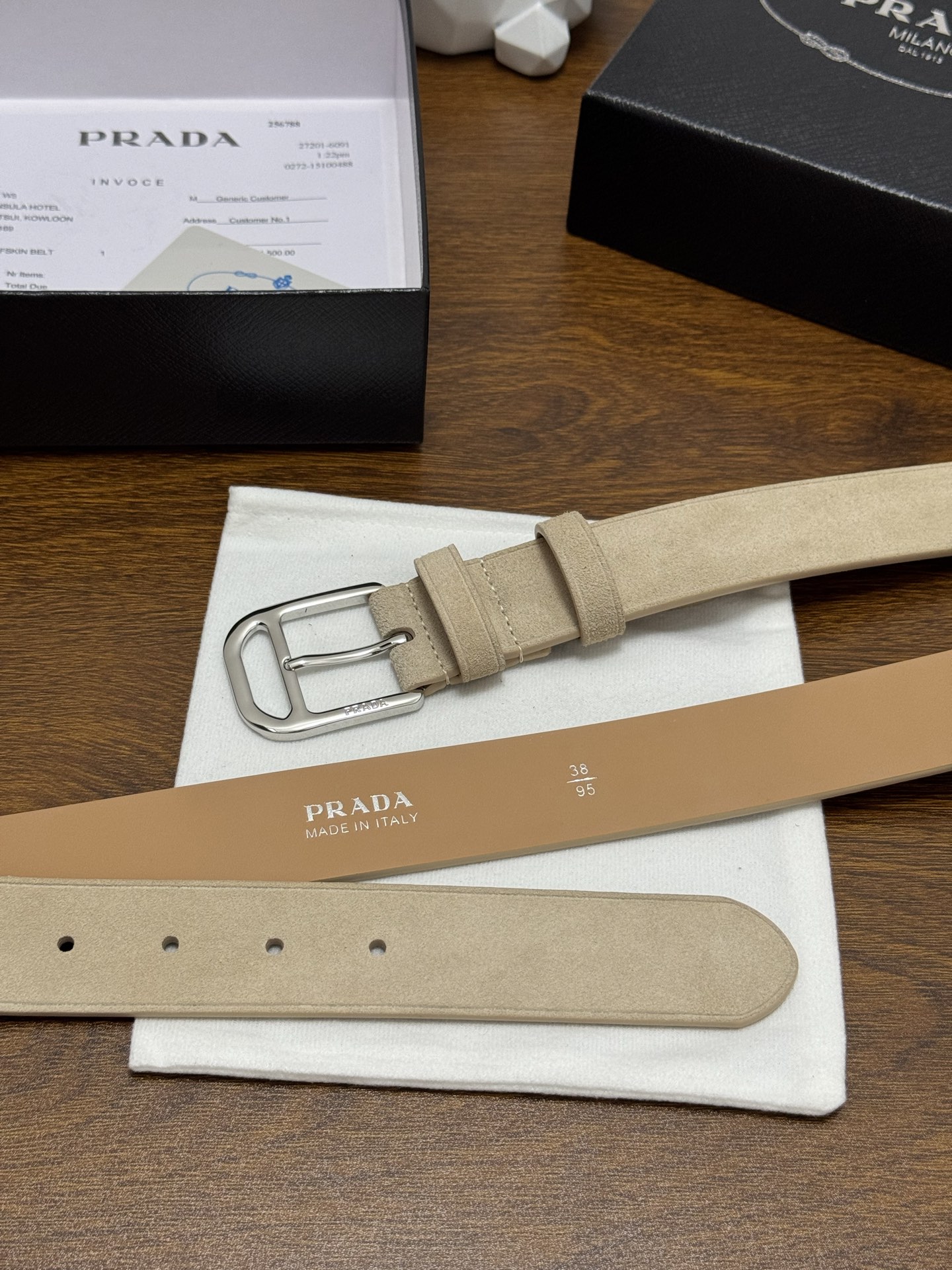 PRADA 3.5cm 颜色：米色绒面皮革腰带风格简约之作每个细节都体现出至高的品味和格调整体造型增添优