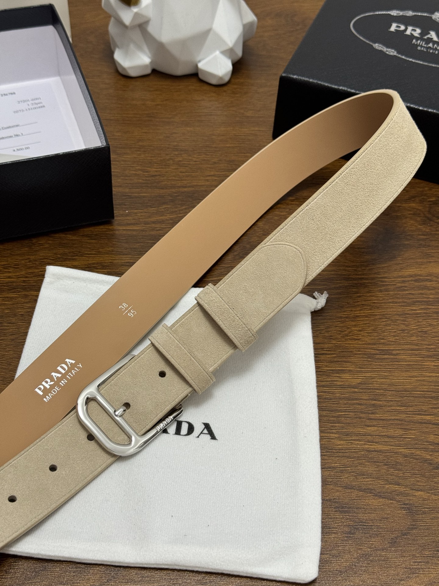 PRADA 3.5cm 颜色：米色绒面皮革腰带风格简约之作每个细节都体现出至高的品味和格调整体造型增添优