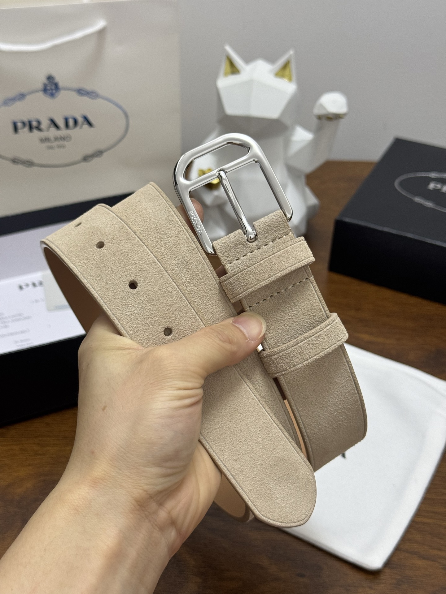 PRADA 3.5cm 颜色：米色绒面皮革腰带风格简约之作每个细节都体现出至高的品味和格调整体造型增添优