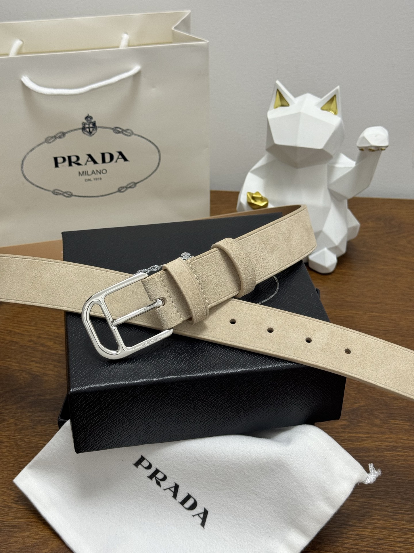 PRADA 3.5cm 颜色：米色绒面皮革腰带风格简约之作每个细节都体现出至高的品味和格调整体造型增添优