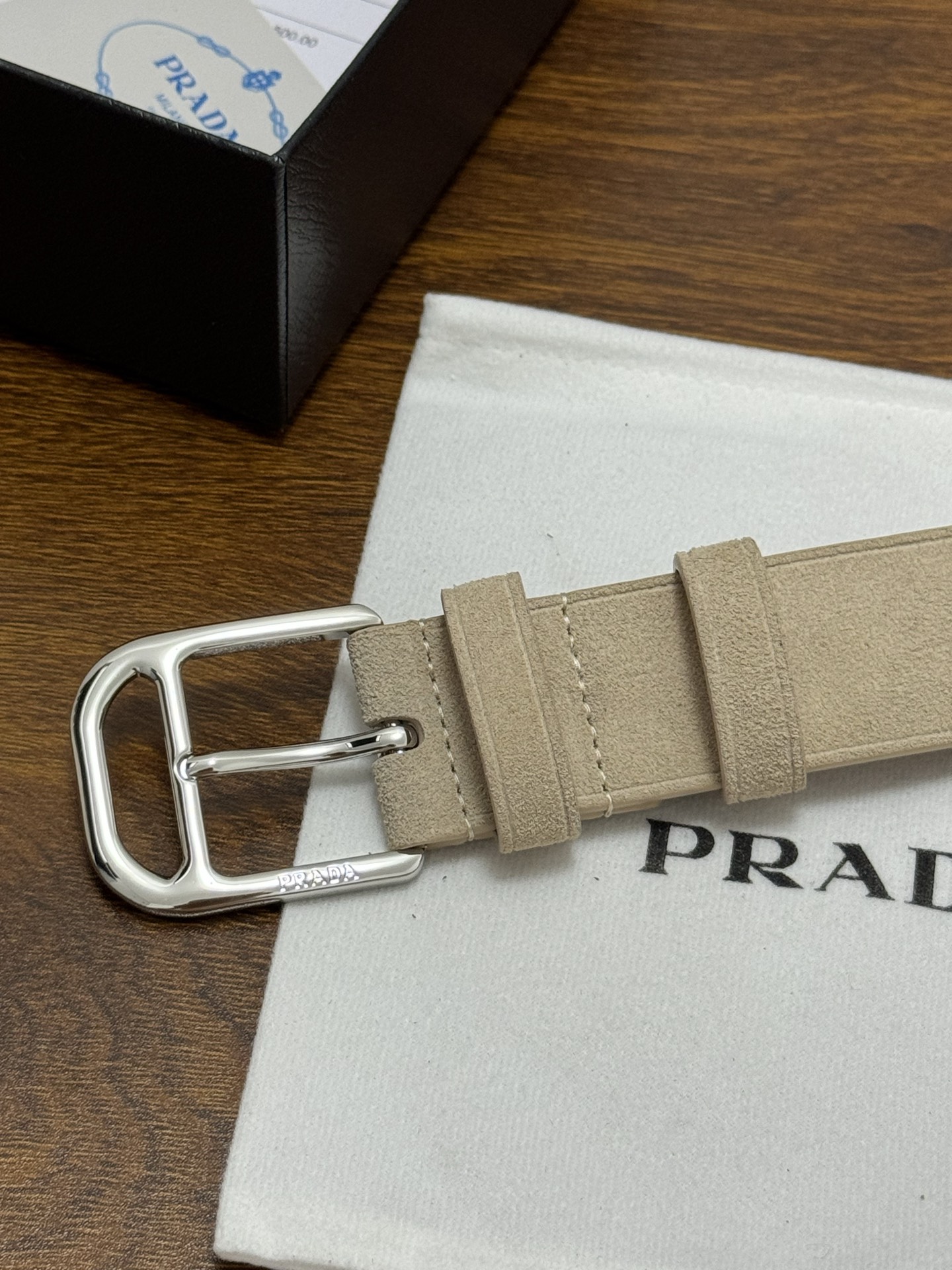 PRADA 3.5cm 颜色：米色绒面皮革腰带风格简约之作每个细节都体现出至高的品味和格调整体造型增添优