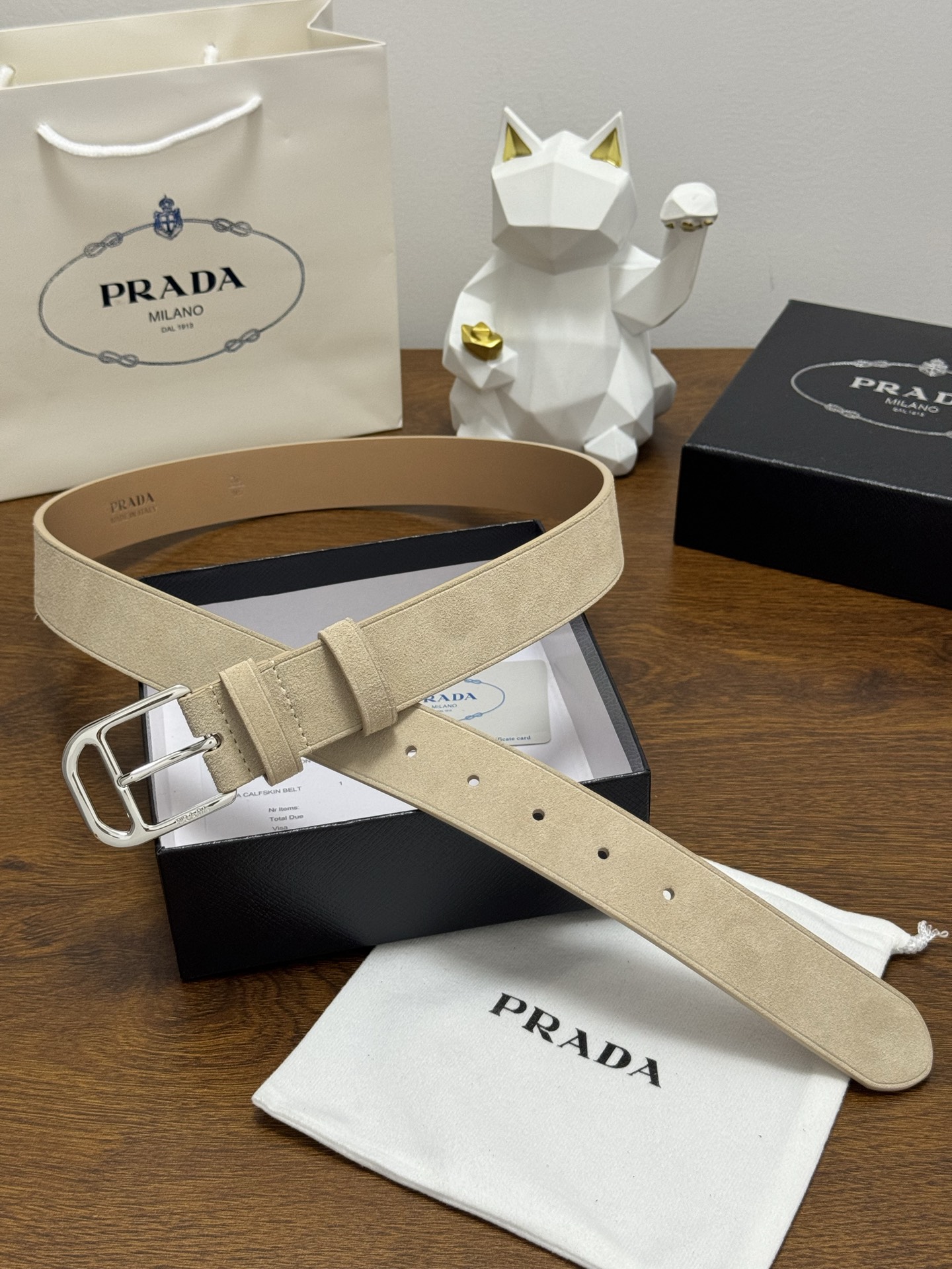 PRADA 3.5cm 颜色：米色绒面皮革腰带风格简约之作每个细节都体现出至高的品味和格调整体造型增添优