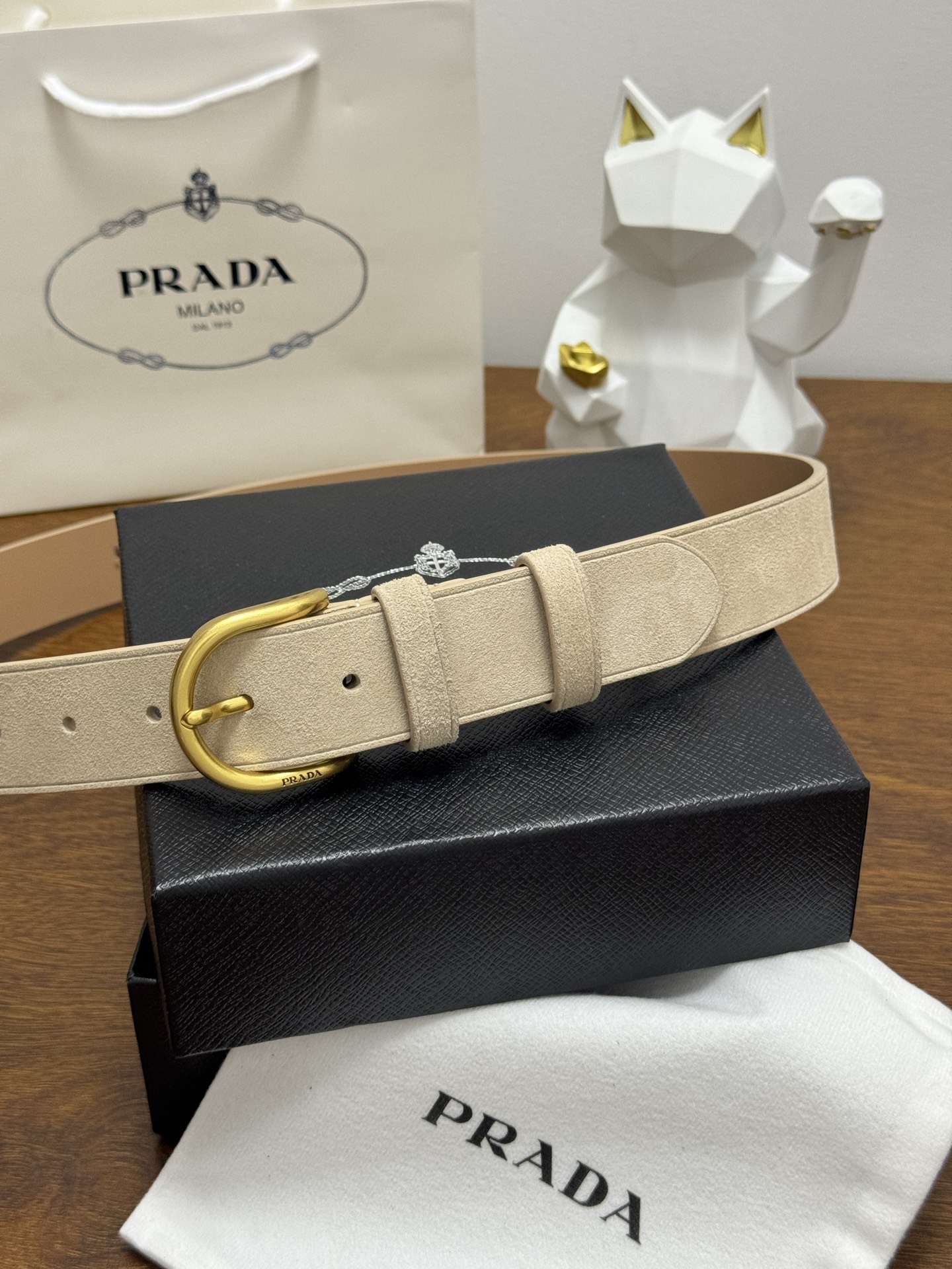 PRADA 3.5cm 颜色：米色绒面皮革腰带风格简约之作每个细节都体现出至高的品味和格调整体造型增添优