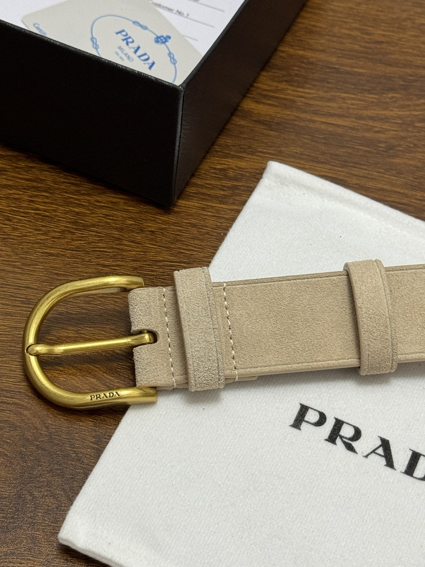 PRADA 3.5cm 颜色：米色绒面皮革腰带风格简约之作每个细节都体现出至高的品味和格调整体造型增添优