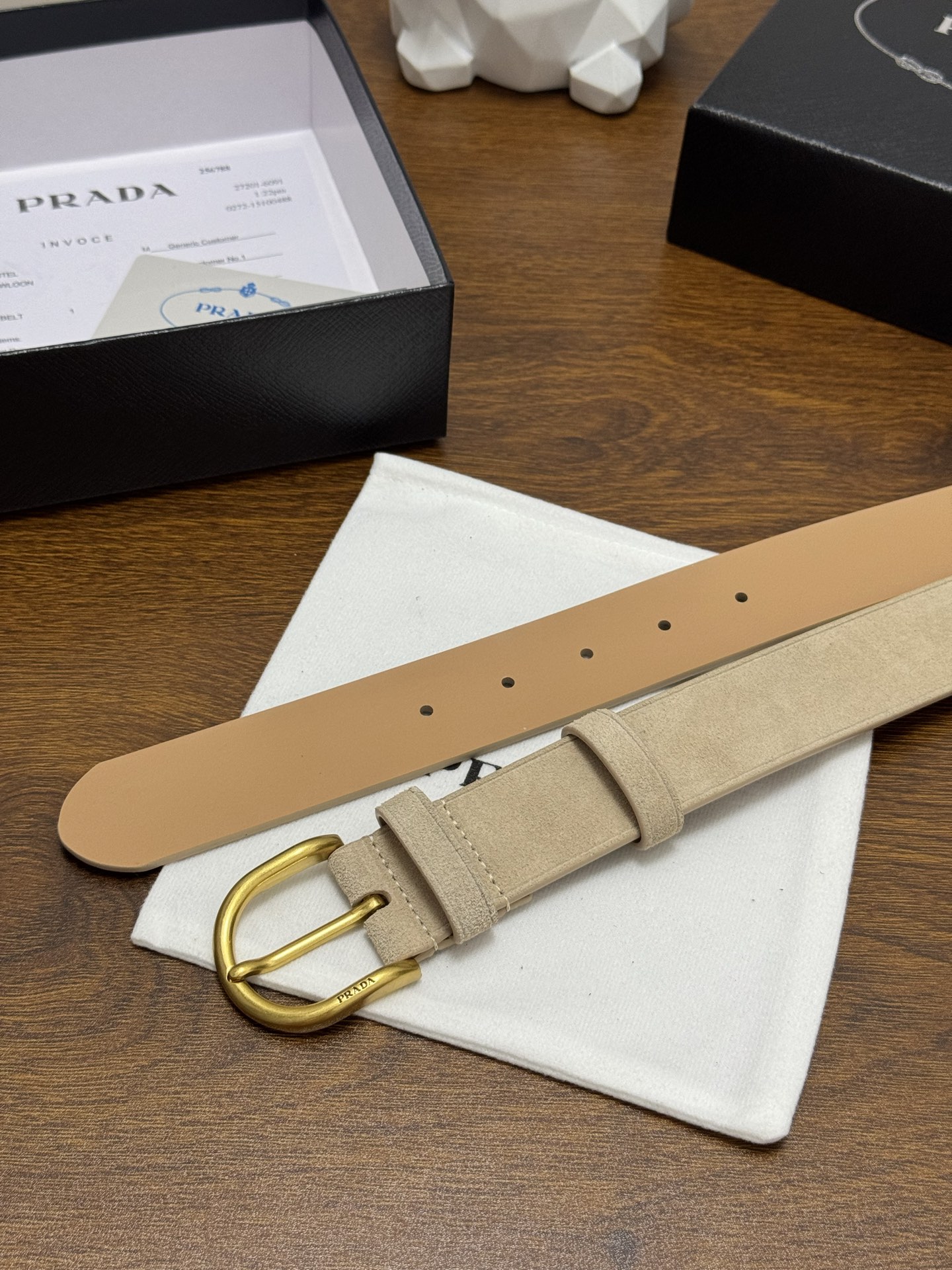 PRADA 3.5cm 颜色：米色绒面皮革腰带风格简约之作每个细节都体现出至高的品味和格调整体造型增添优